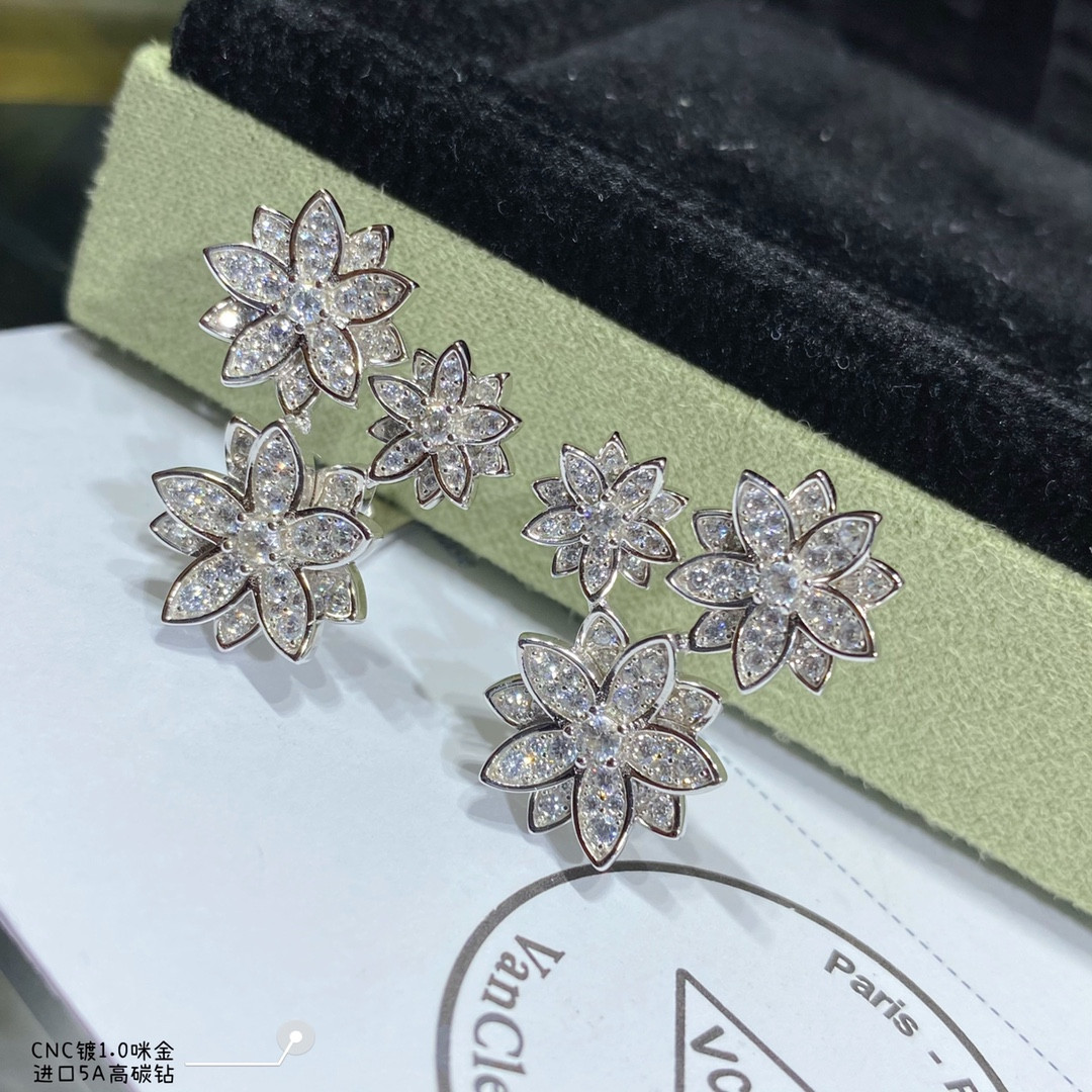 V*N CL*F & arpels lotus earrings