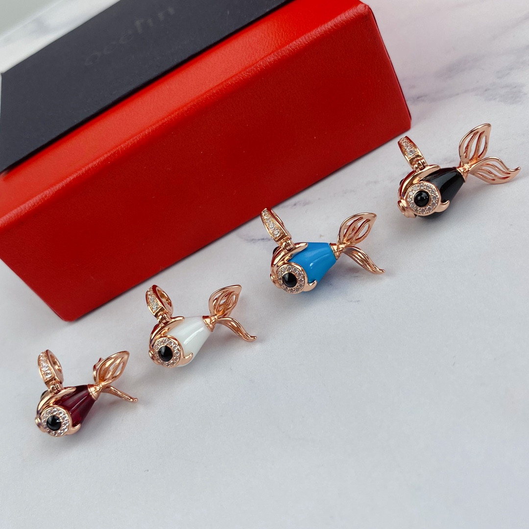 Qee1in goldfish pendant necklace