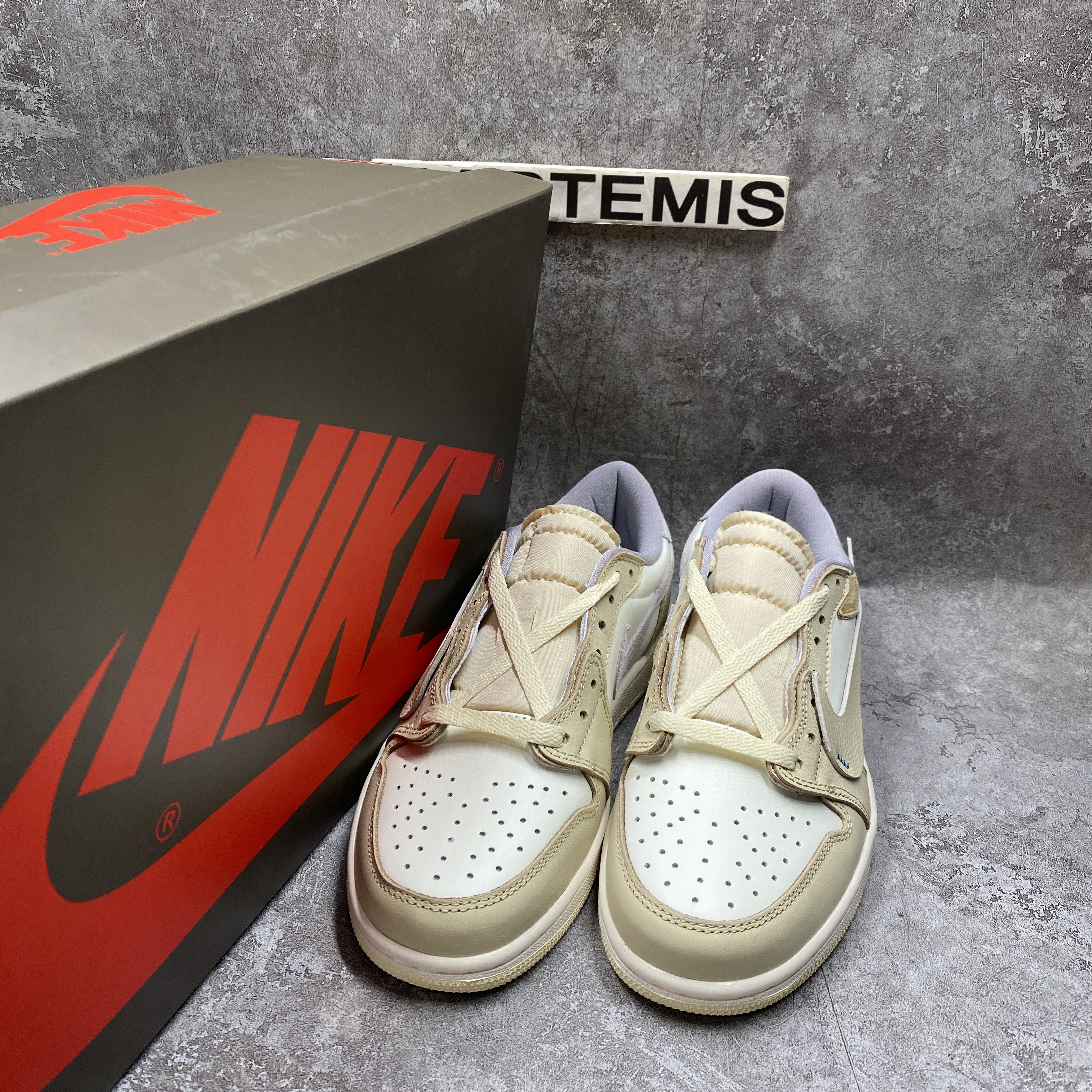 Off-White x Nike Air Jordan 1 Low