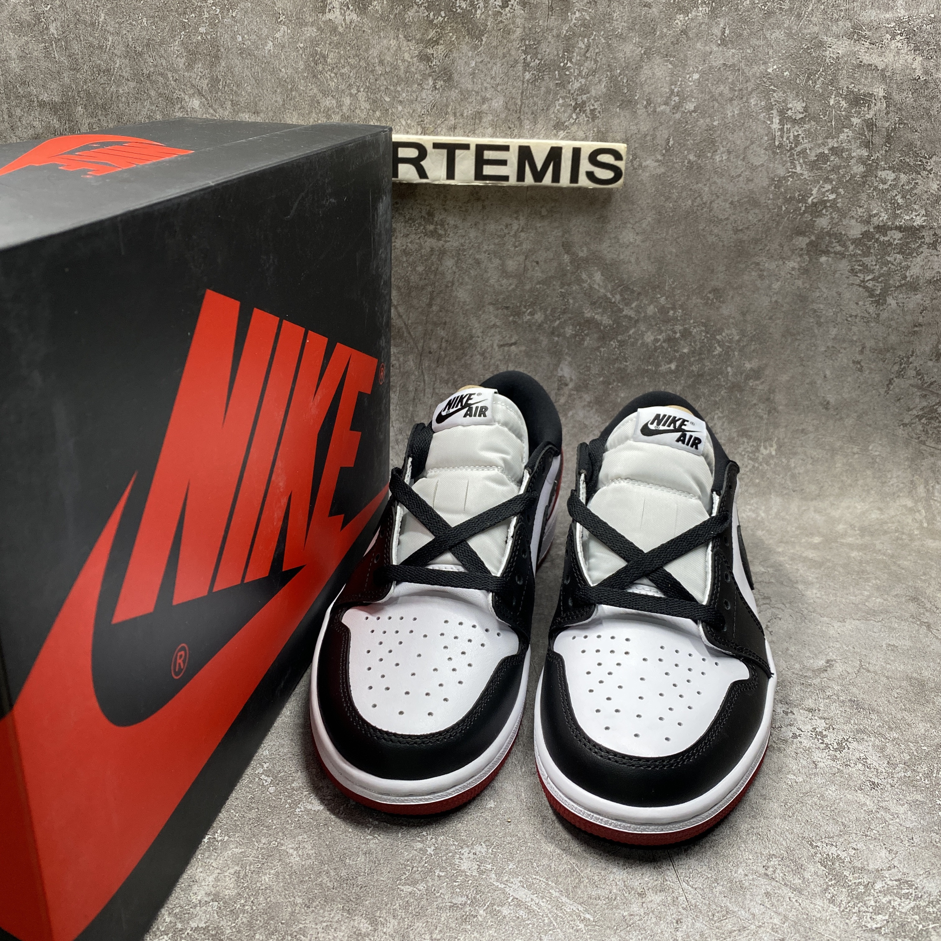 Air Jordan 1 Low OG Black Toe 2023