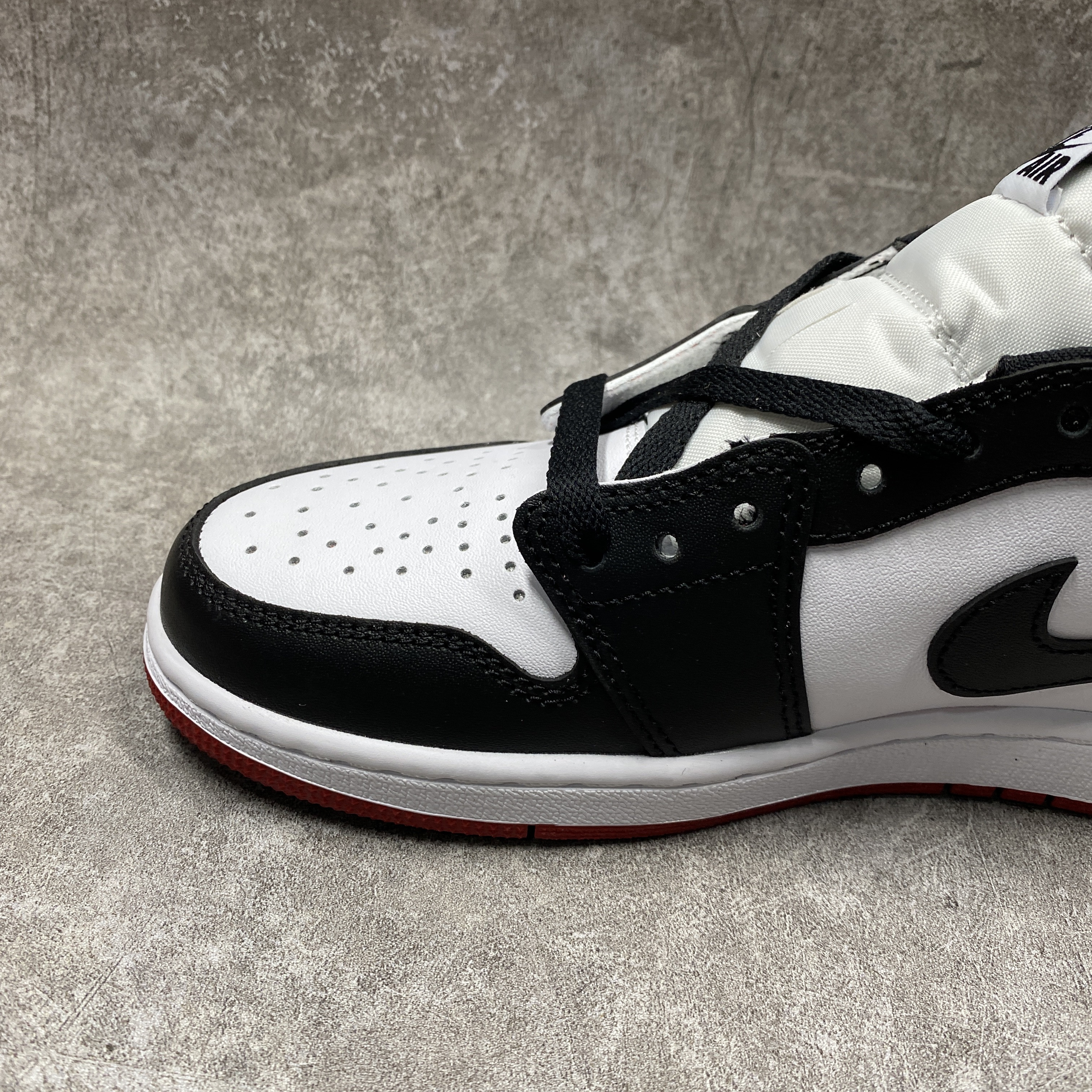 Air Jordan 1 Low OG Black Toe 2023
