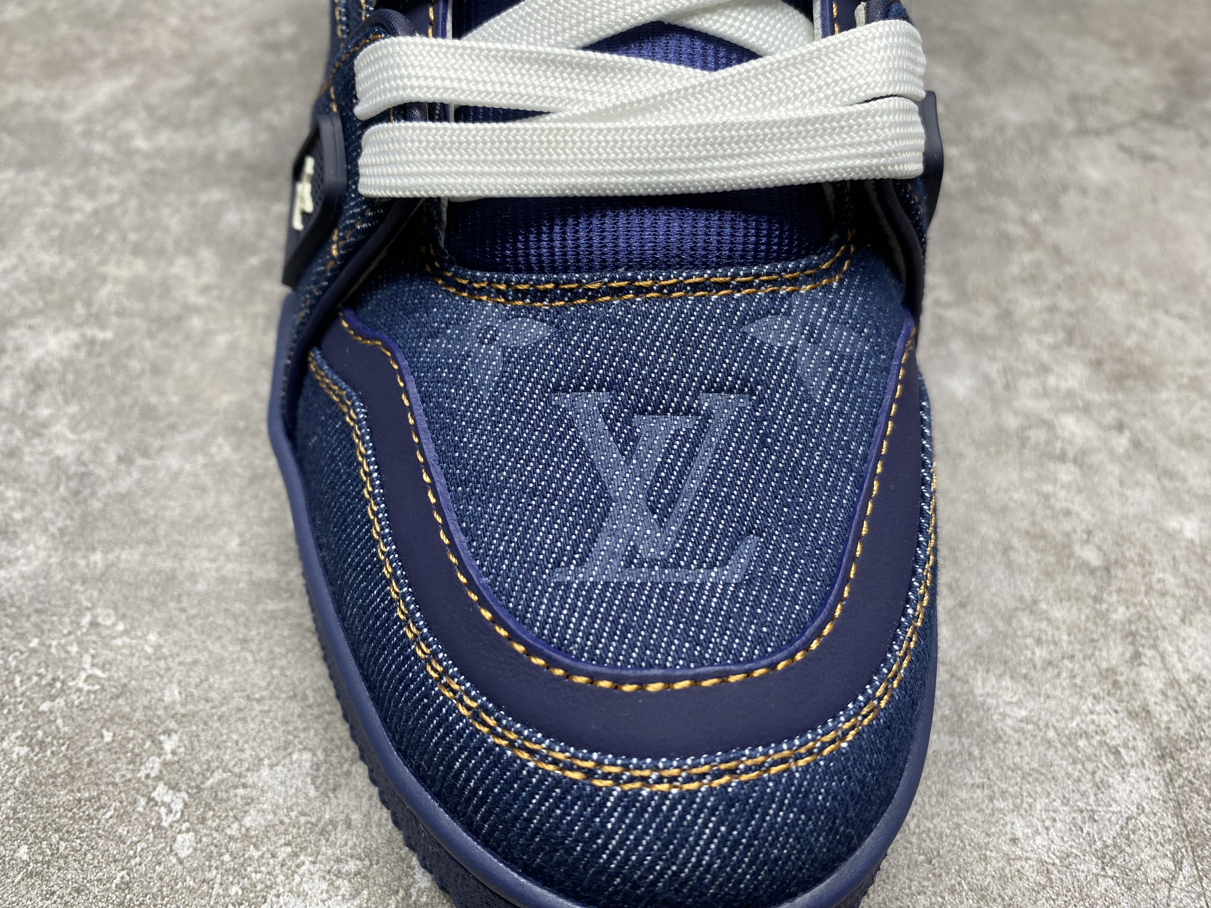 UA LV Trainer Sneaker