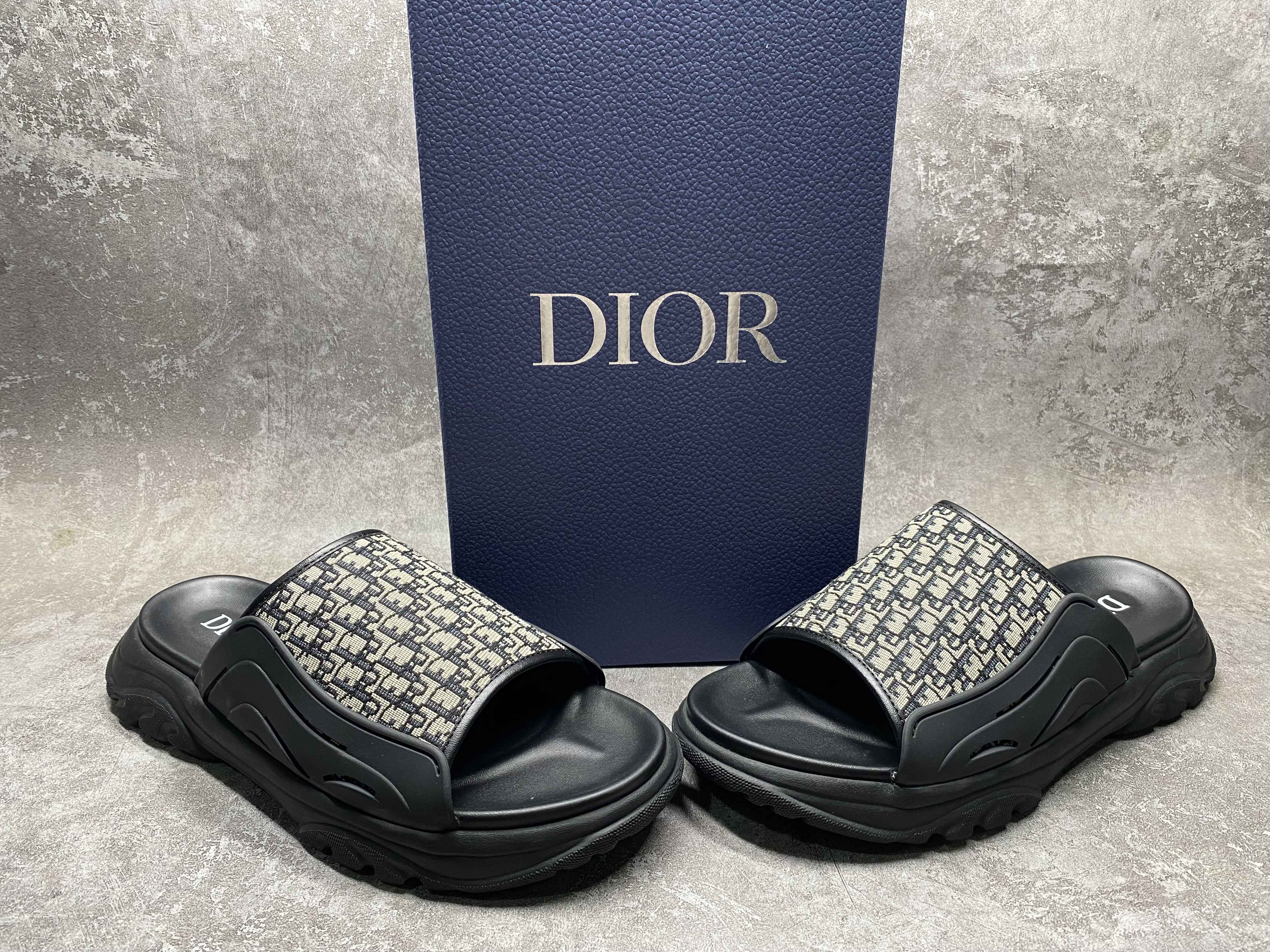 ua D*or sandal