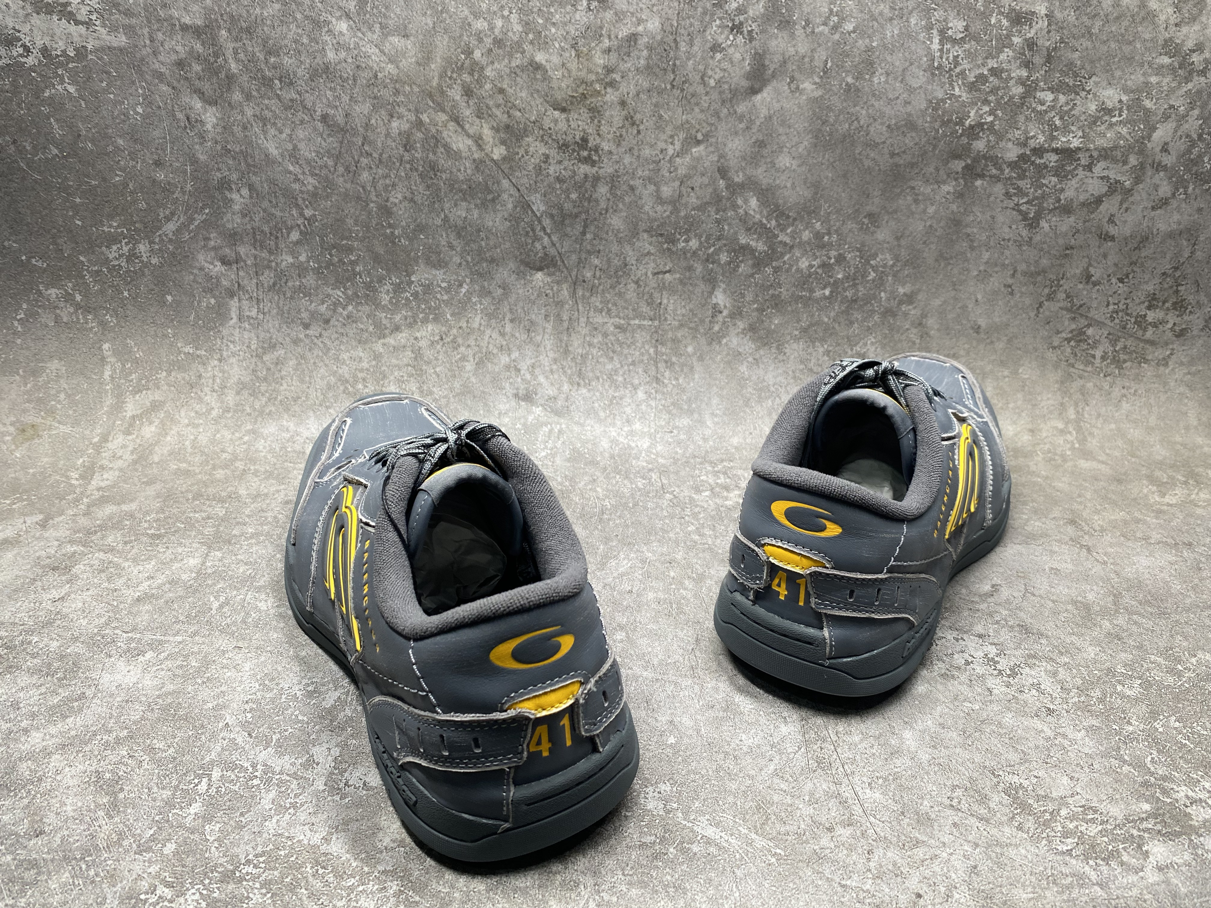 ua Ba*len*cia*ga hamptons worn-out sneaker in grey/yellow(run one size large)