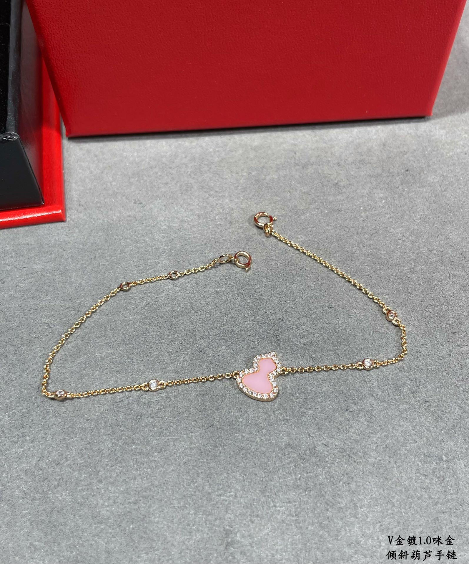 Qee1in tilted gourd bracelet