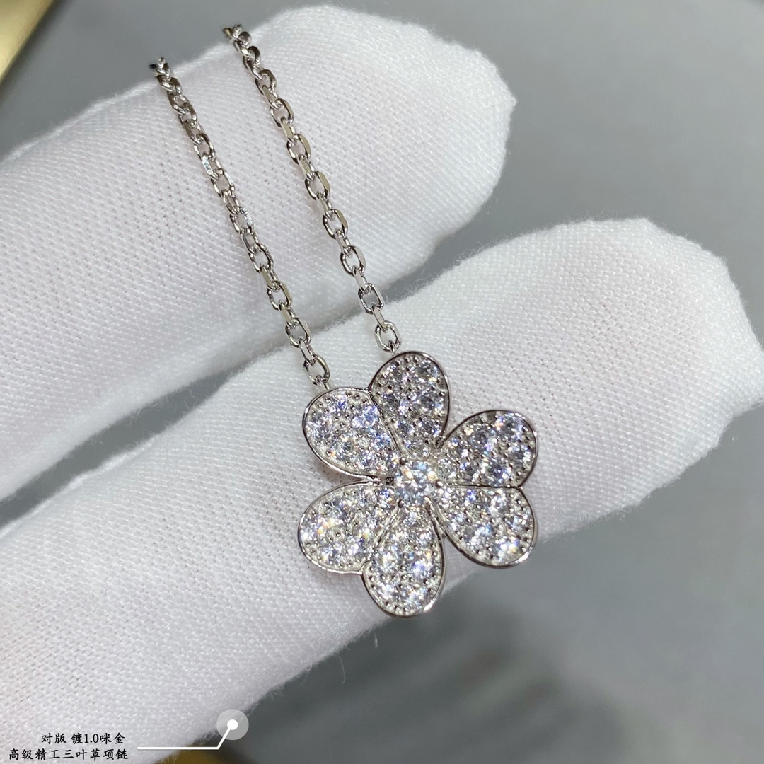 v*n cl*f & arpels full Di*m*nd clover necklace