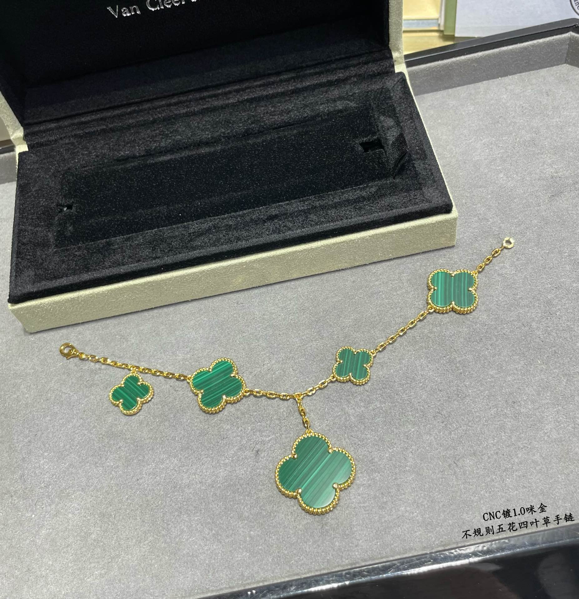 V*N CL*F & arpels natural malachite irregular five-flowered four-leaf clover bracelet