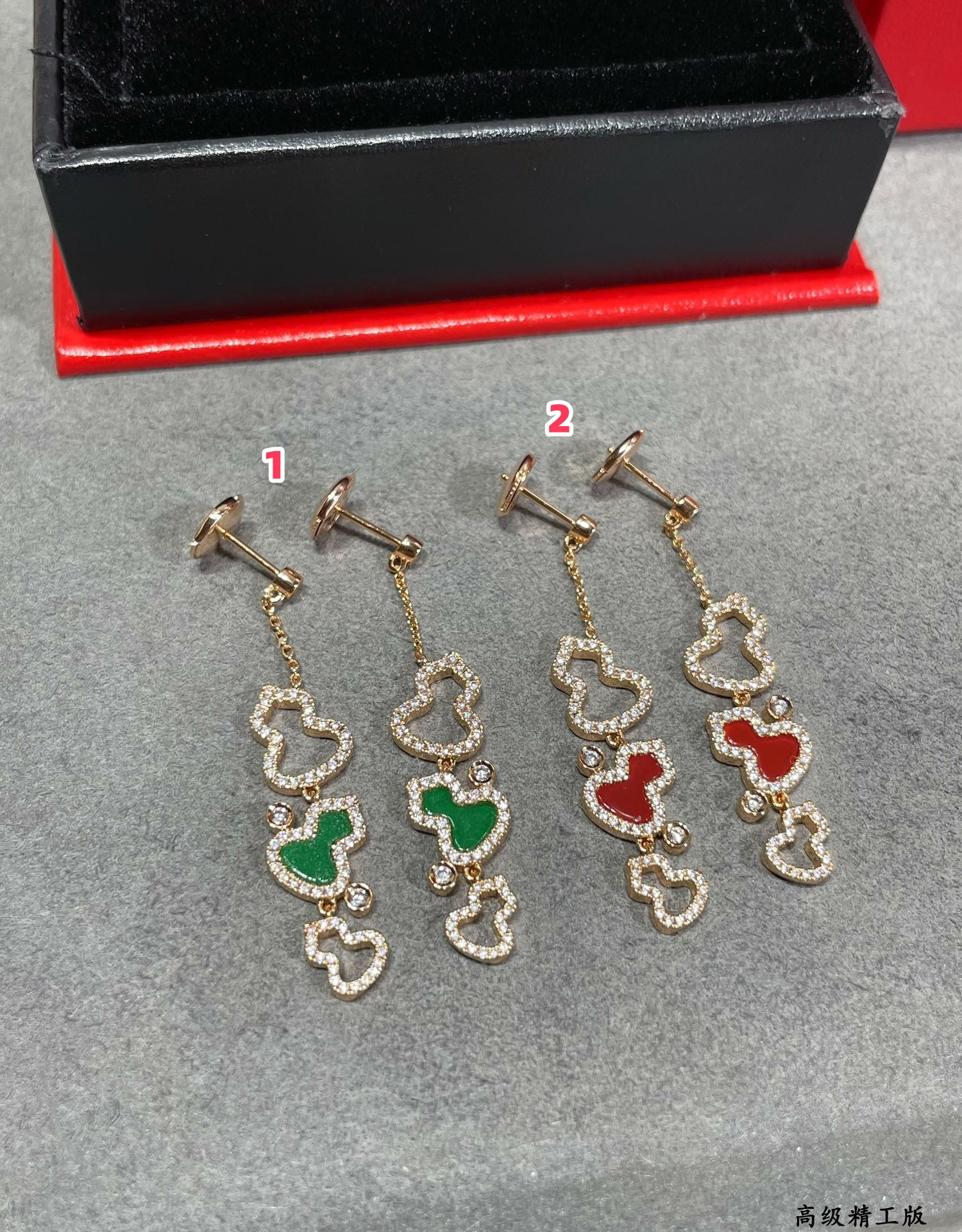 Qee1in agate triple gourd stud earrings