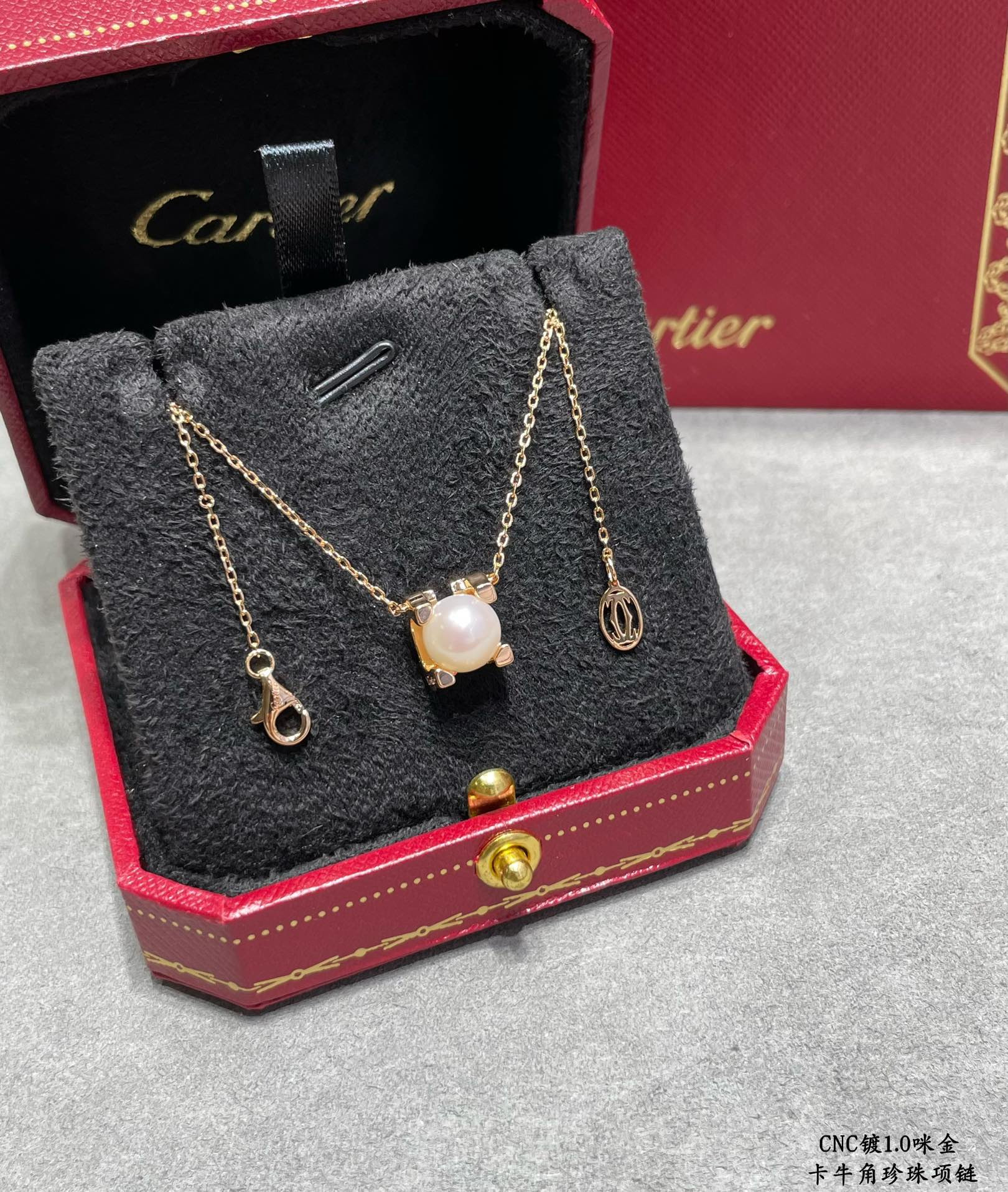 Ca*t*er horn pearl necklace