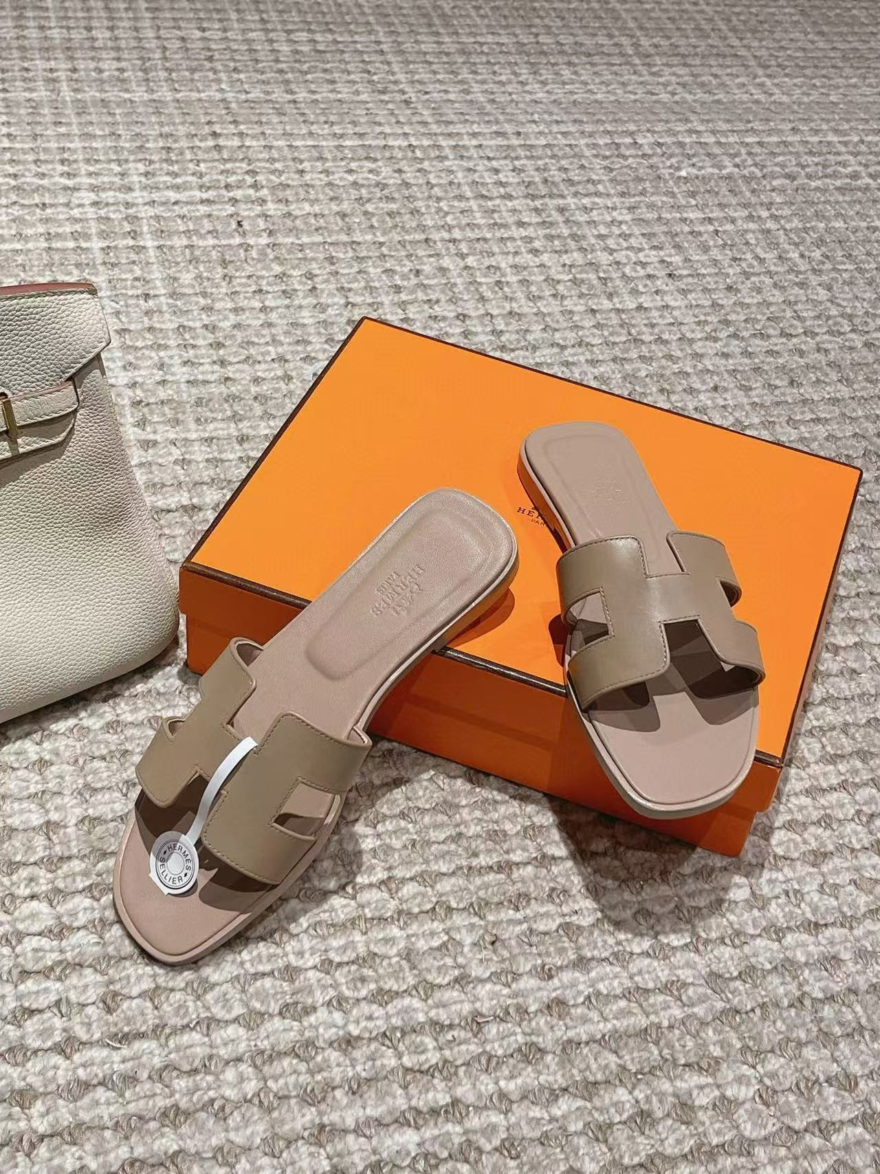 ua H**mes oran sandal