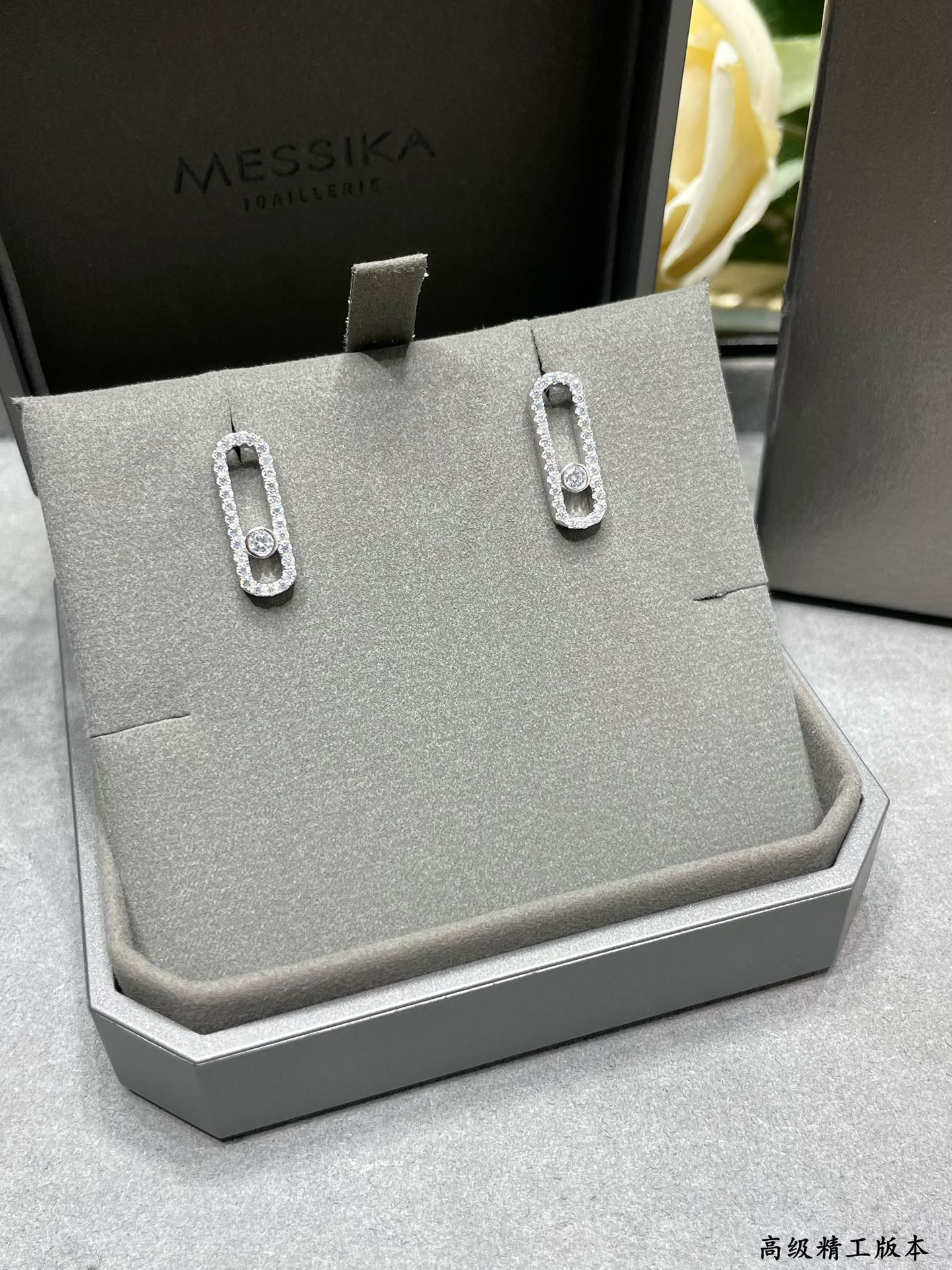 Mes1kaa single di*m*nd stud earrings
