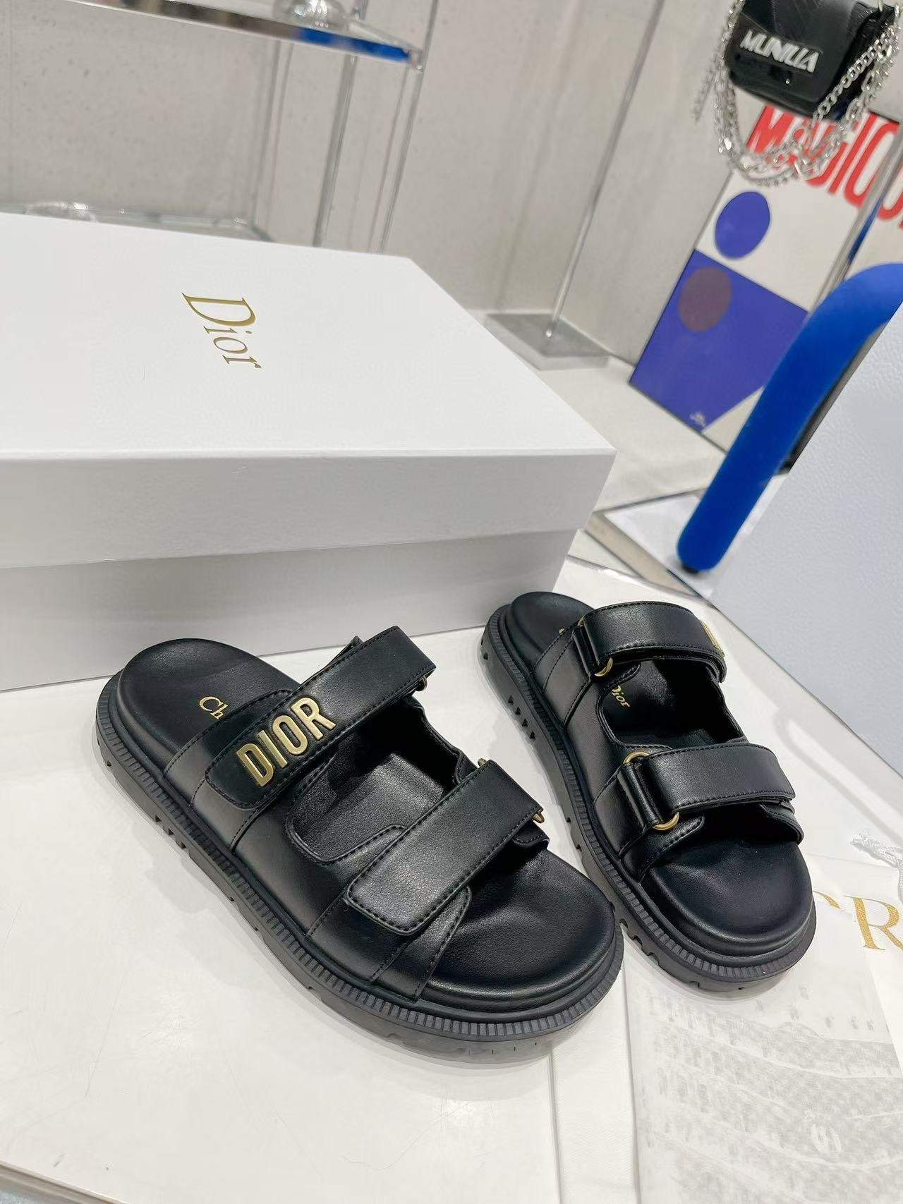 ua D*or D*oract sandal