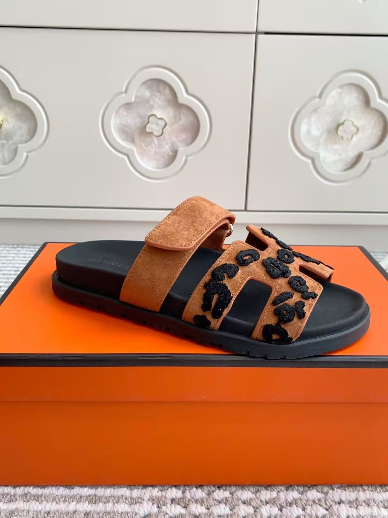 ua H**mes chypre sandal