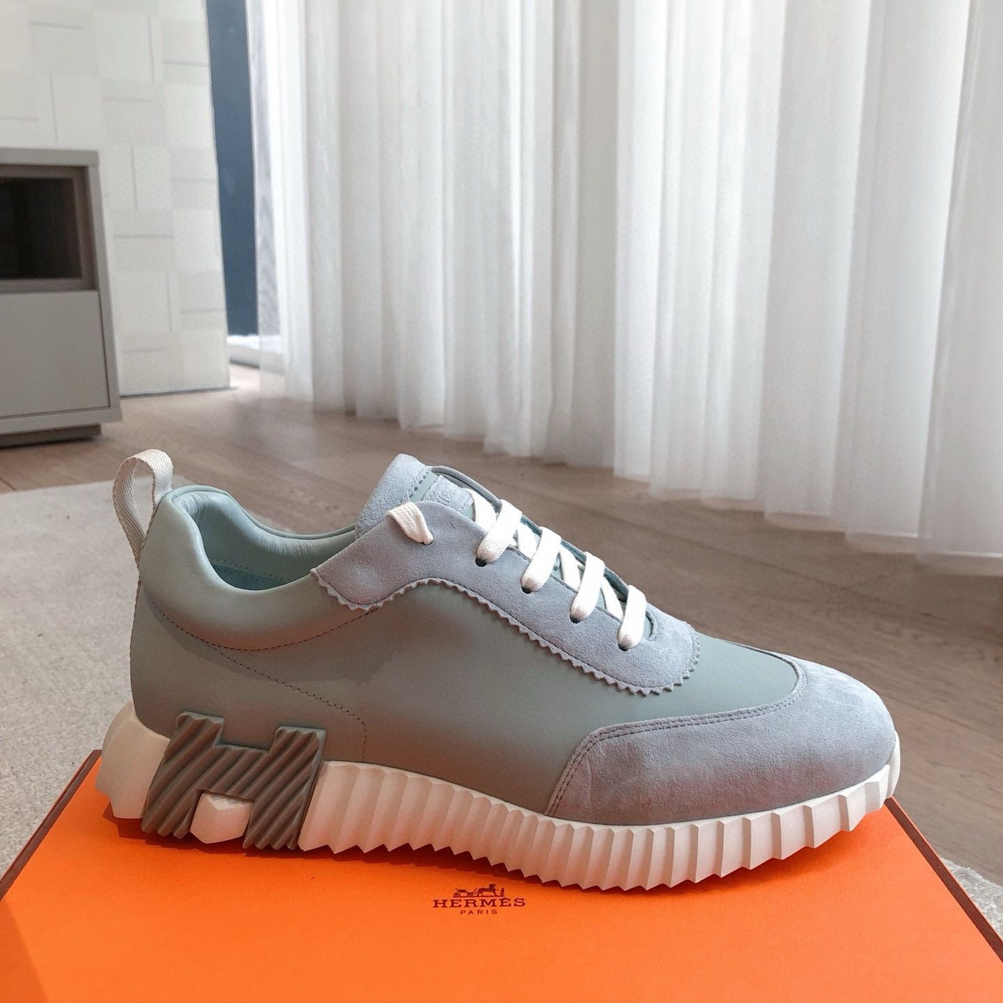 ua H**mes bouncing sneaker