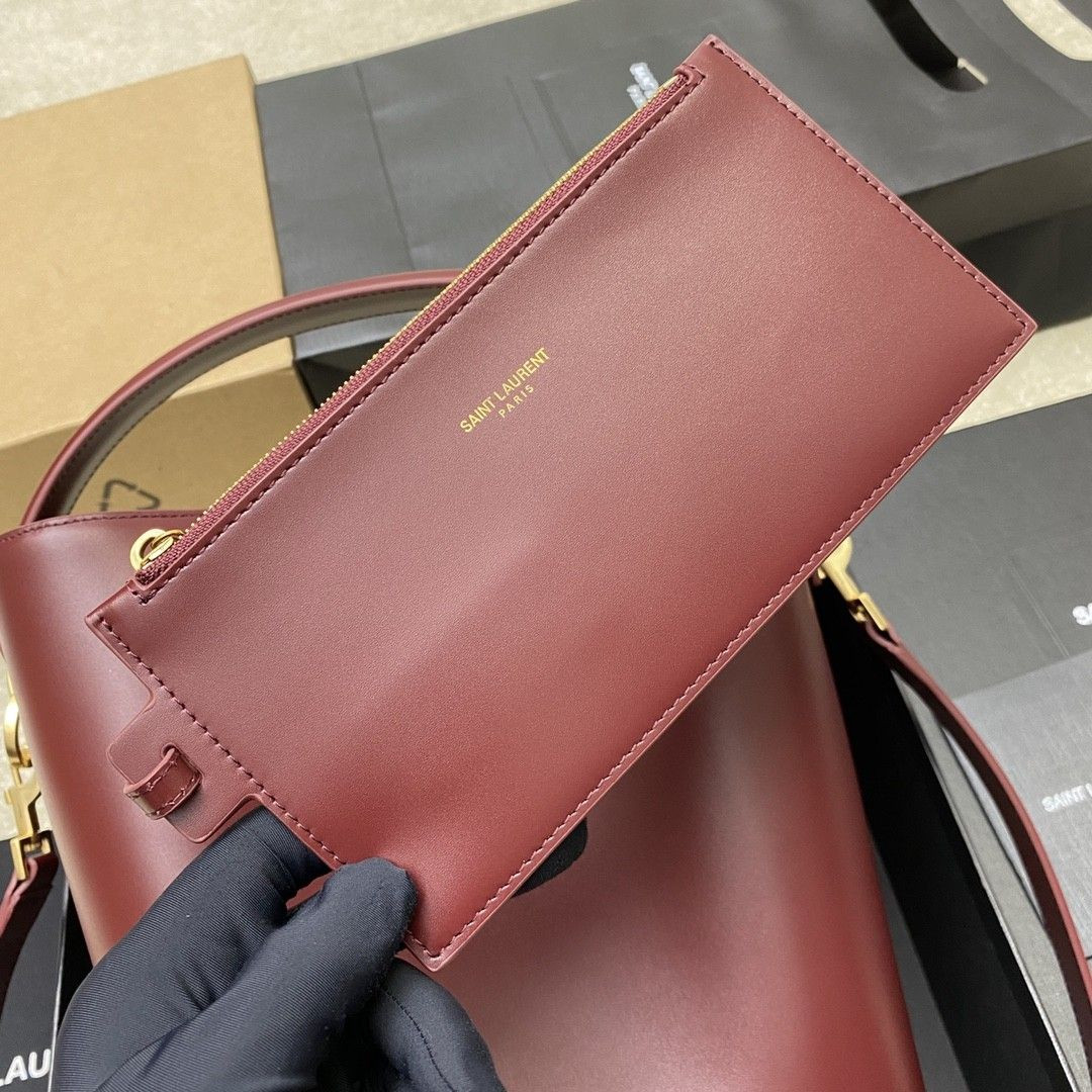 Y*L le 37 in shiny leather 26x20x12cm