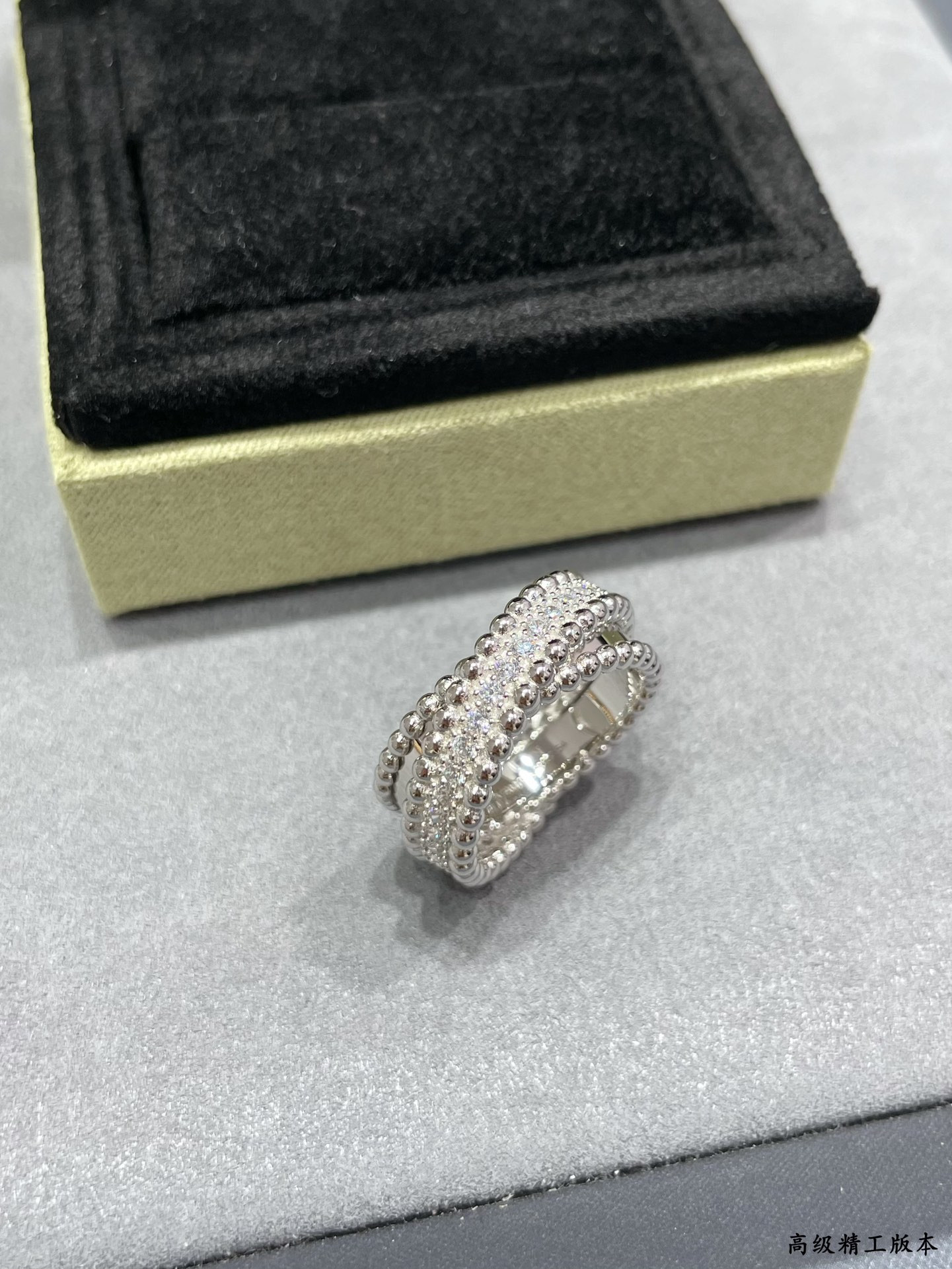 V*N CL*F & arpels double hoop ring