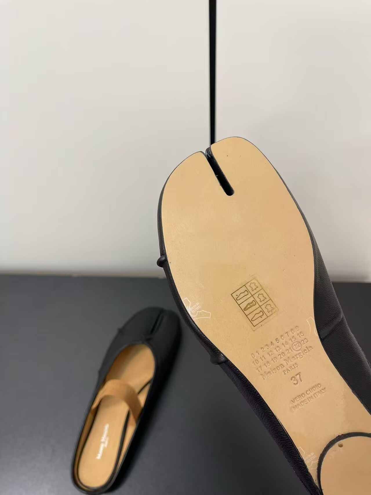 ua ma*s*n Ma*i*la split-toe leather ballerina mules black