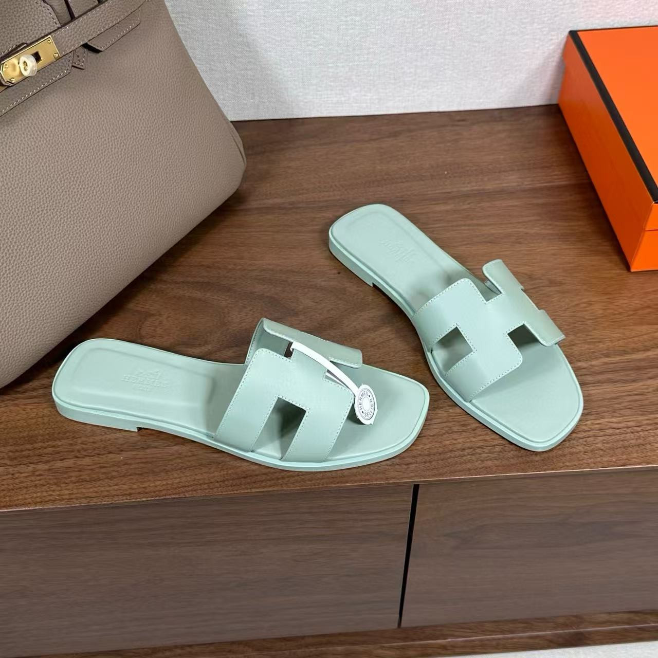 ua H**mes oran sandal