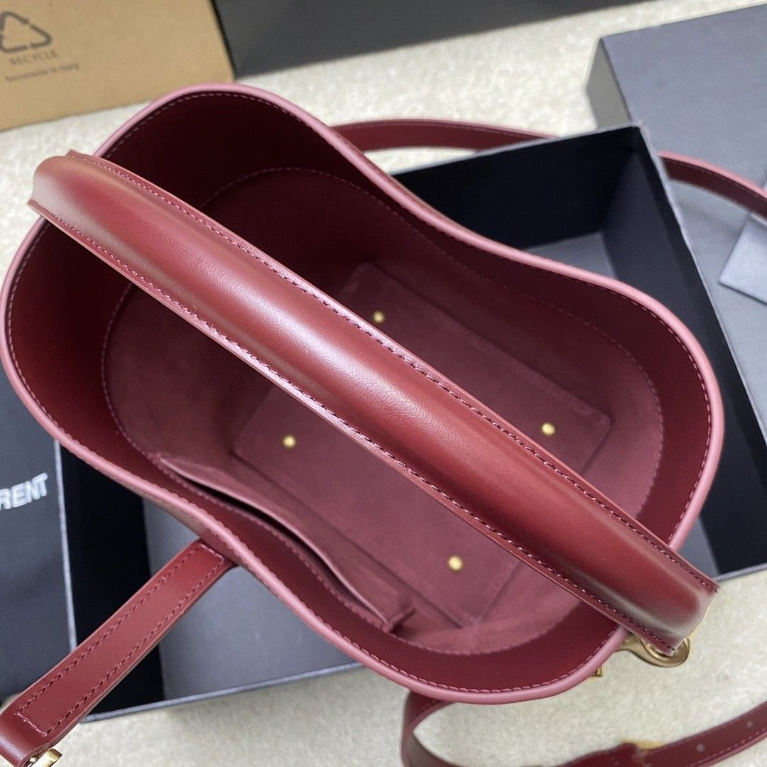 Y*L le 37 in shiny leather 17x20x13cm