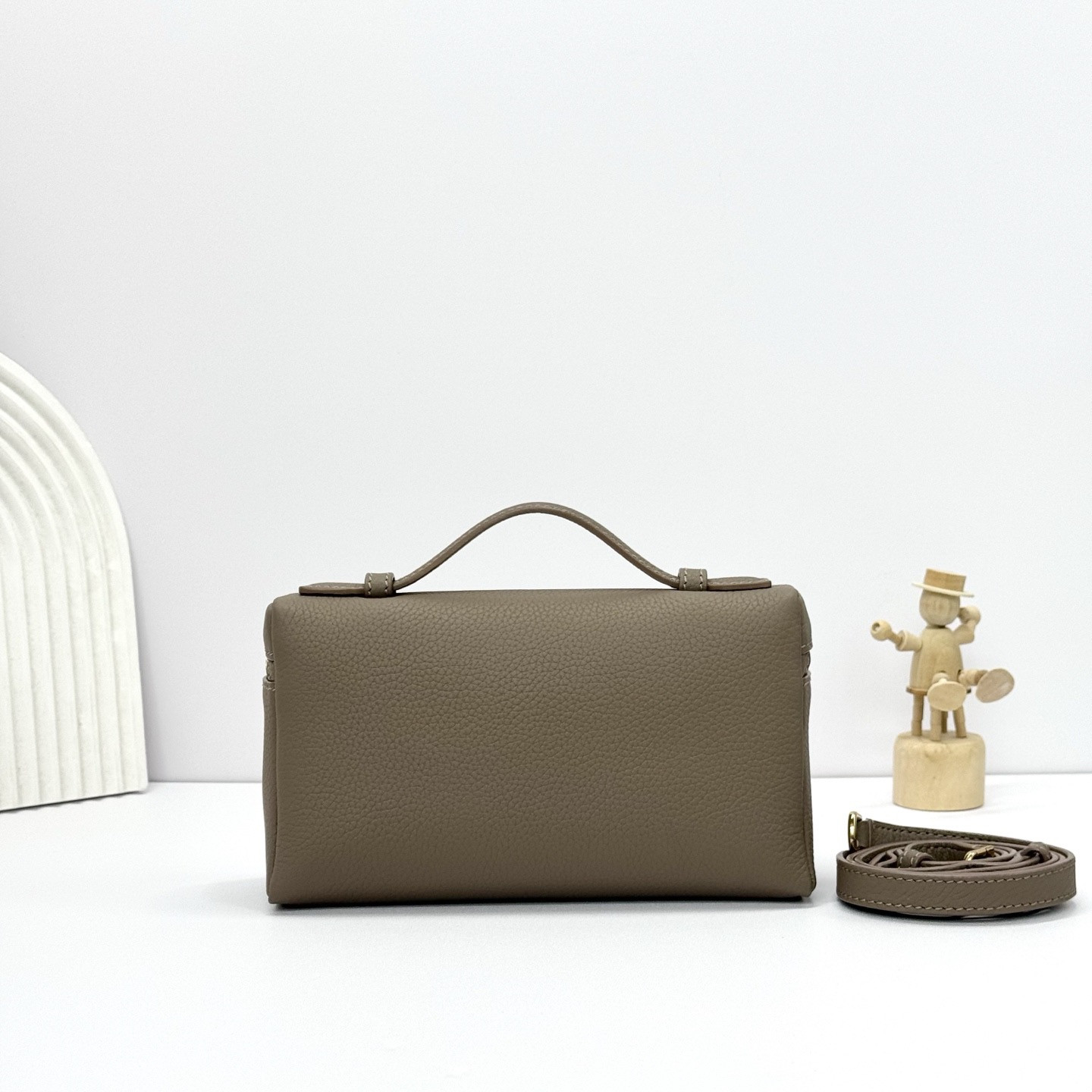 L**o p*ana extra pocket l19 grained calfskin 11 x 19 x 6.5 cm