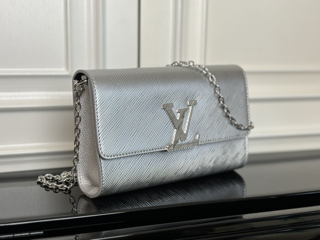 LV  M237  22x14x5cm