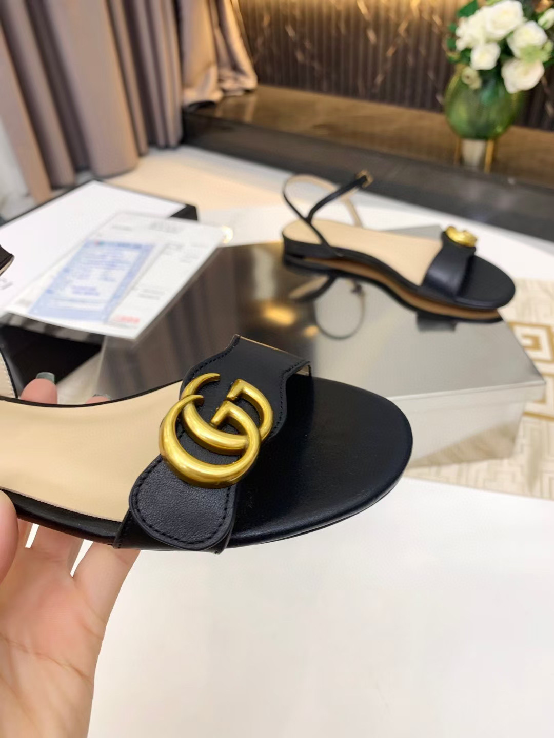 ua G*u*i horsebit flat sandal