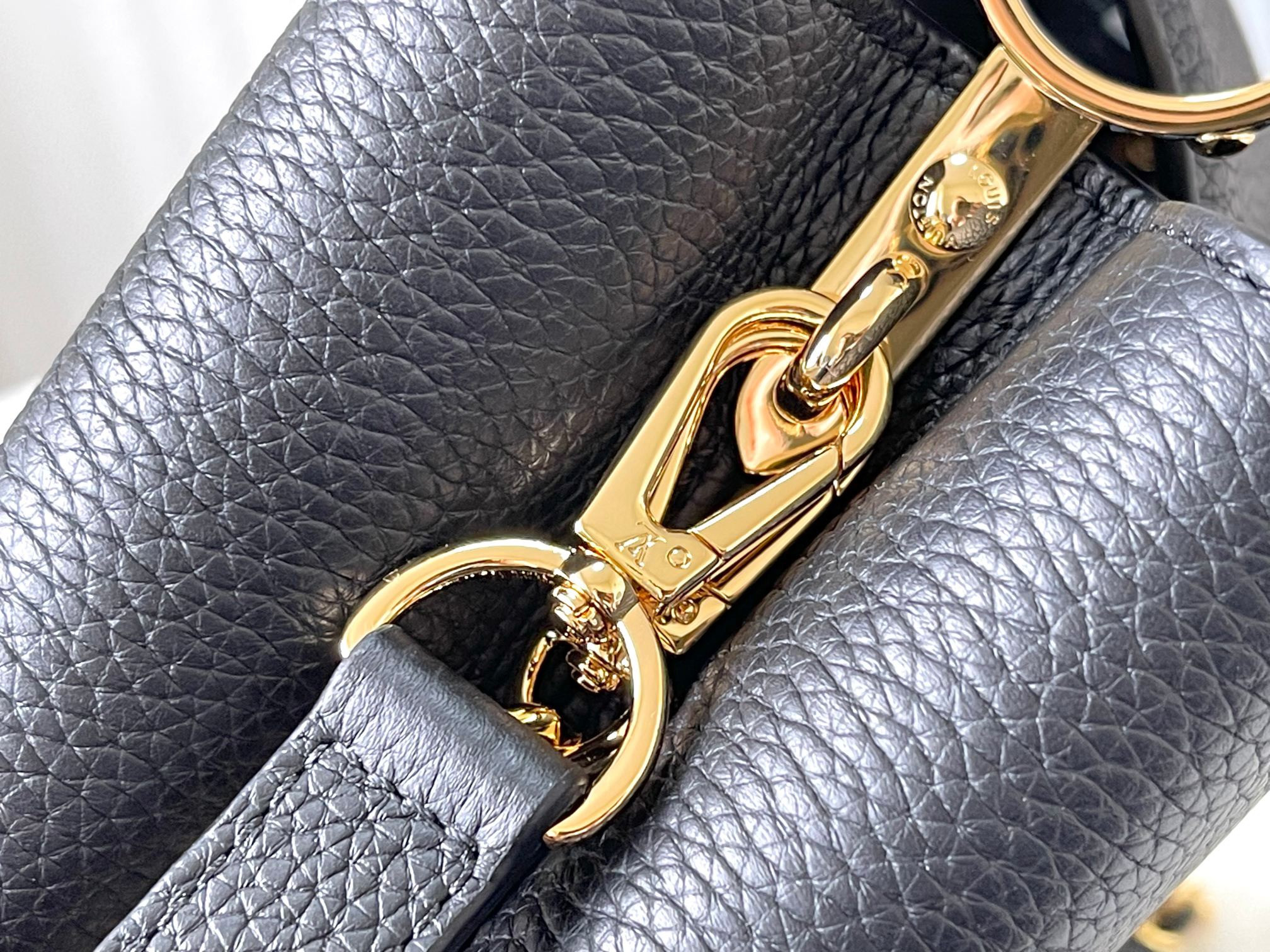 LV Capucines BB M48865 27 x18 x 9 cm