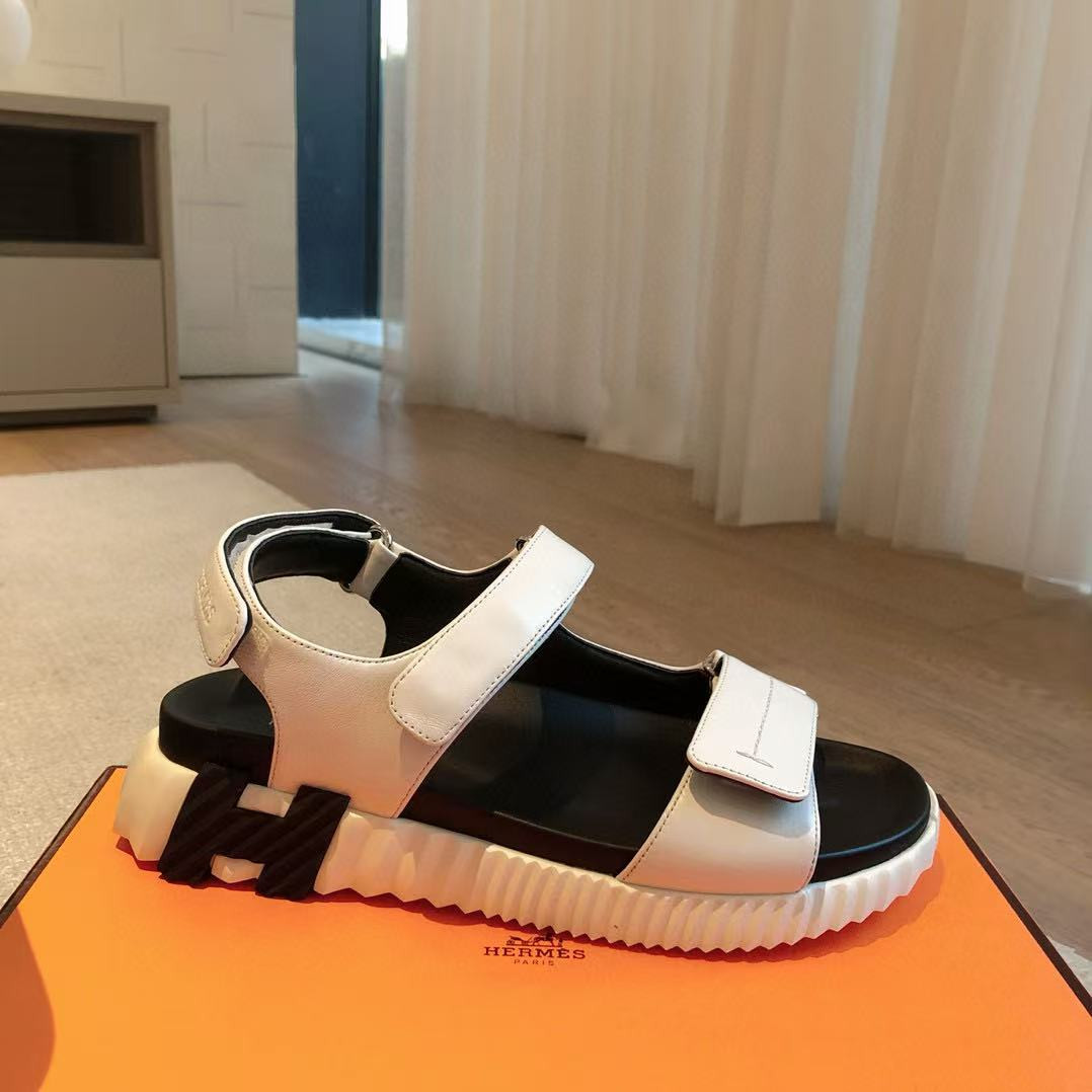 ua H**mes junior sandal