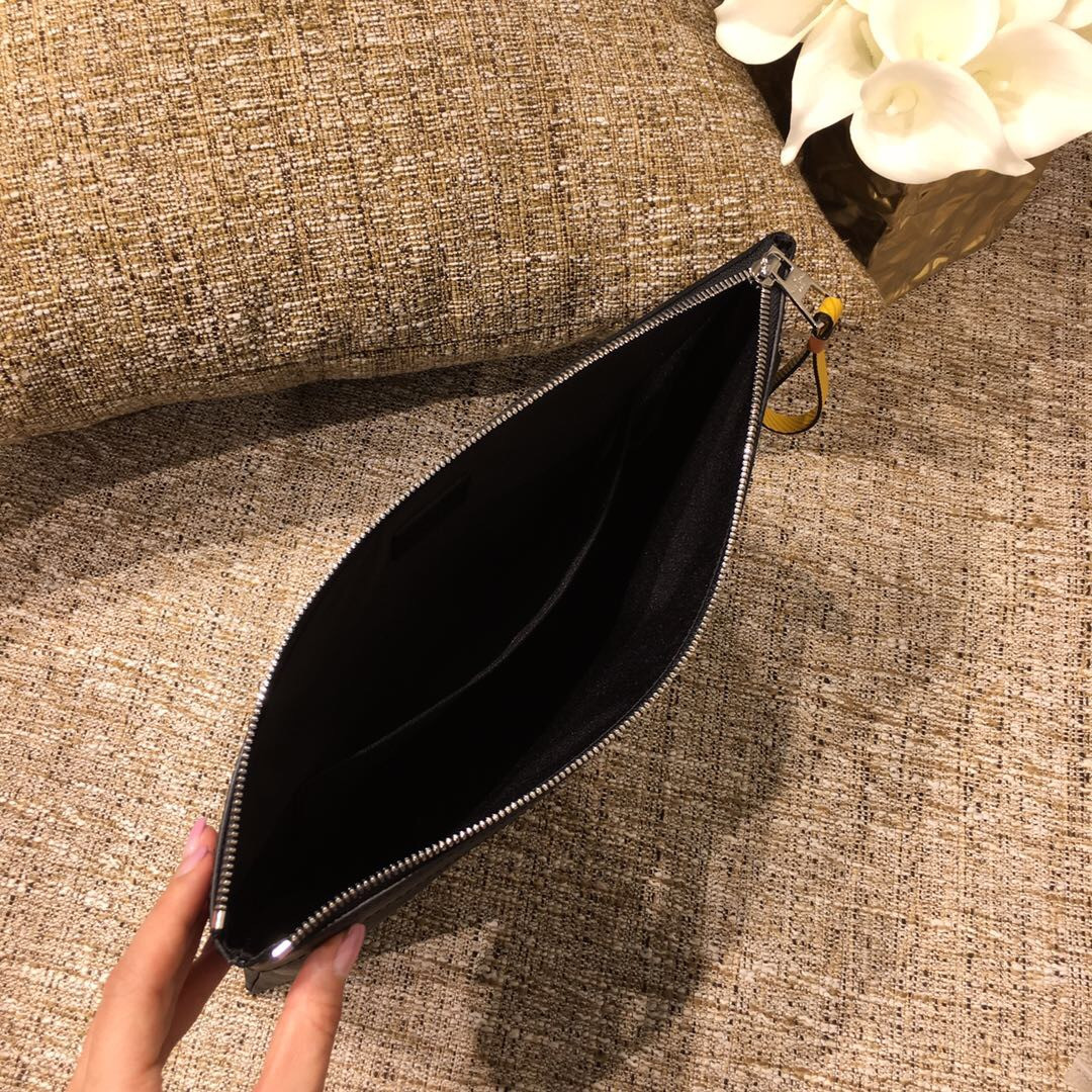 LV POCHETTE DISCOVERY GM M69256