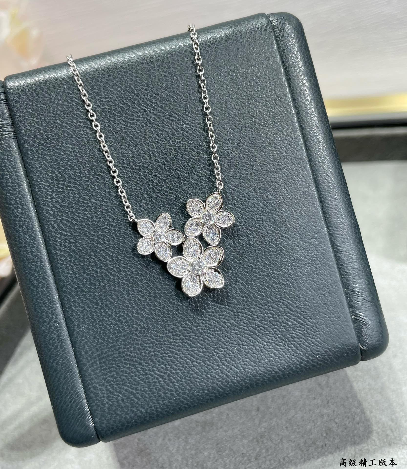 Gr*ff three flowers necklace