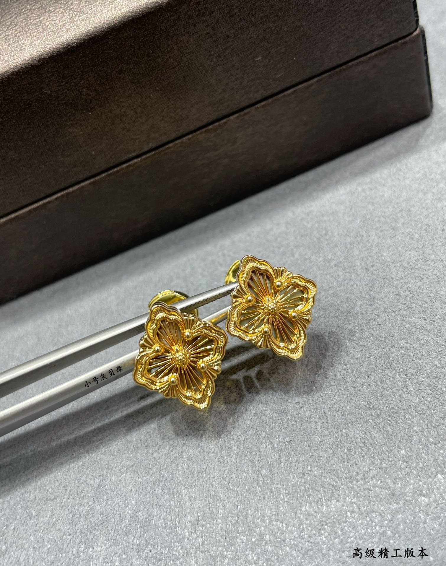 Bvcce11ati small grey fritillary opéra series stud earrings