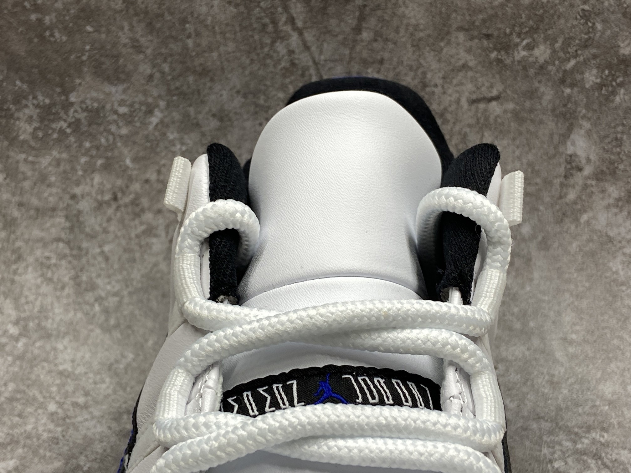 Air Jordan 11 Retro Low White Concord