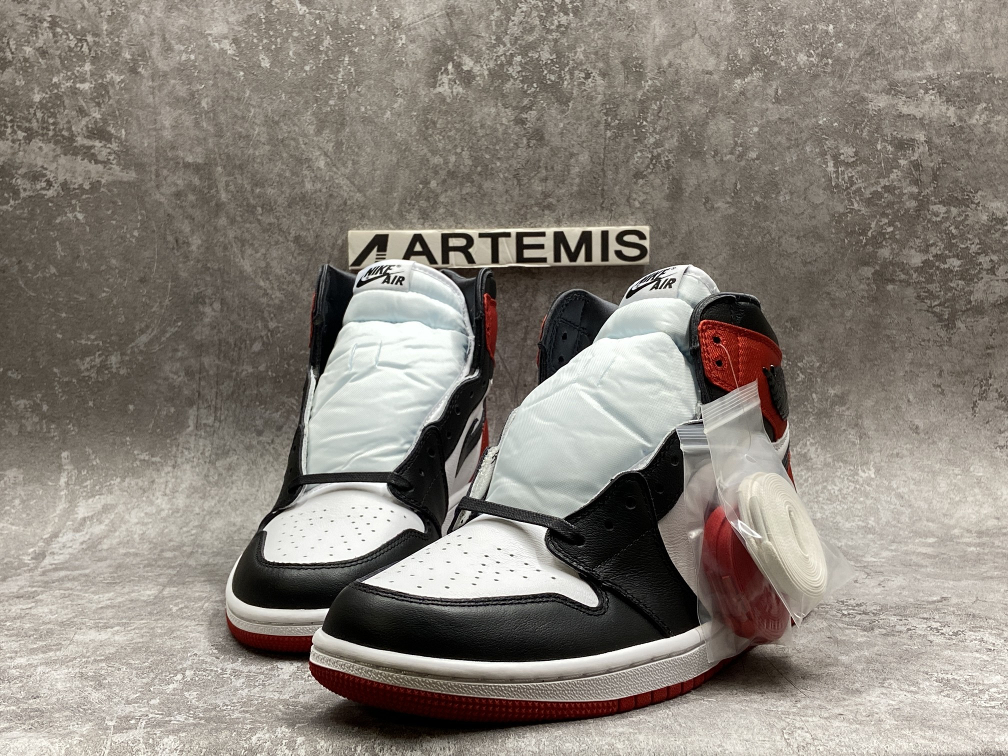 Air Jordan 1 Retro High Satin Black Toe