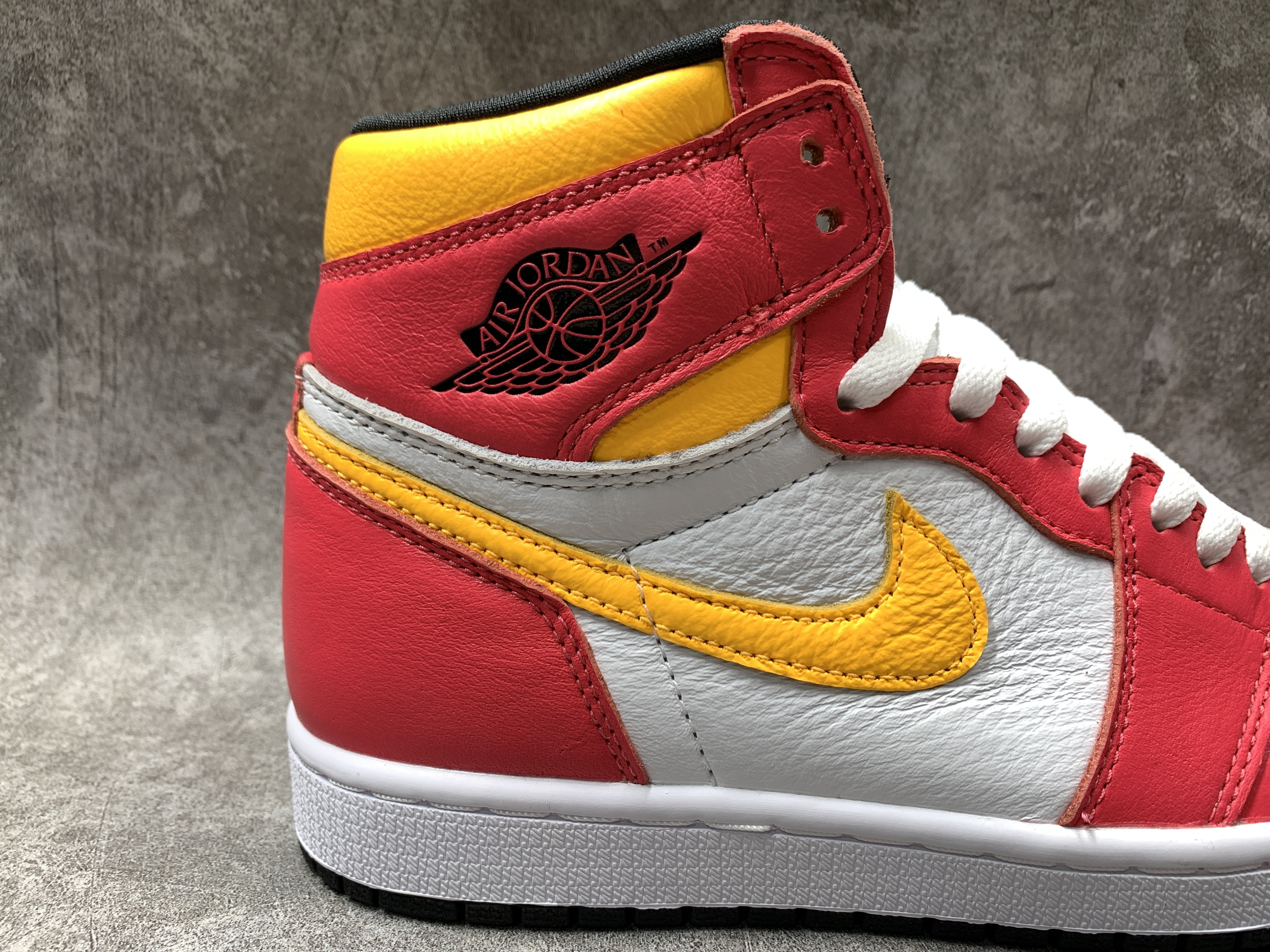 Air Jordan 1 Retro High OG Light Fusion Red