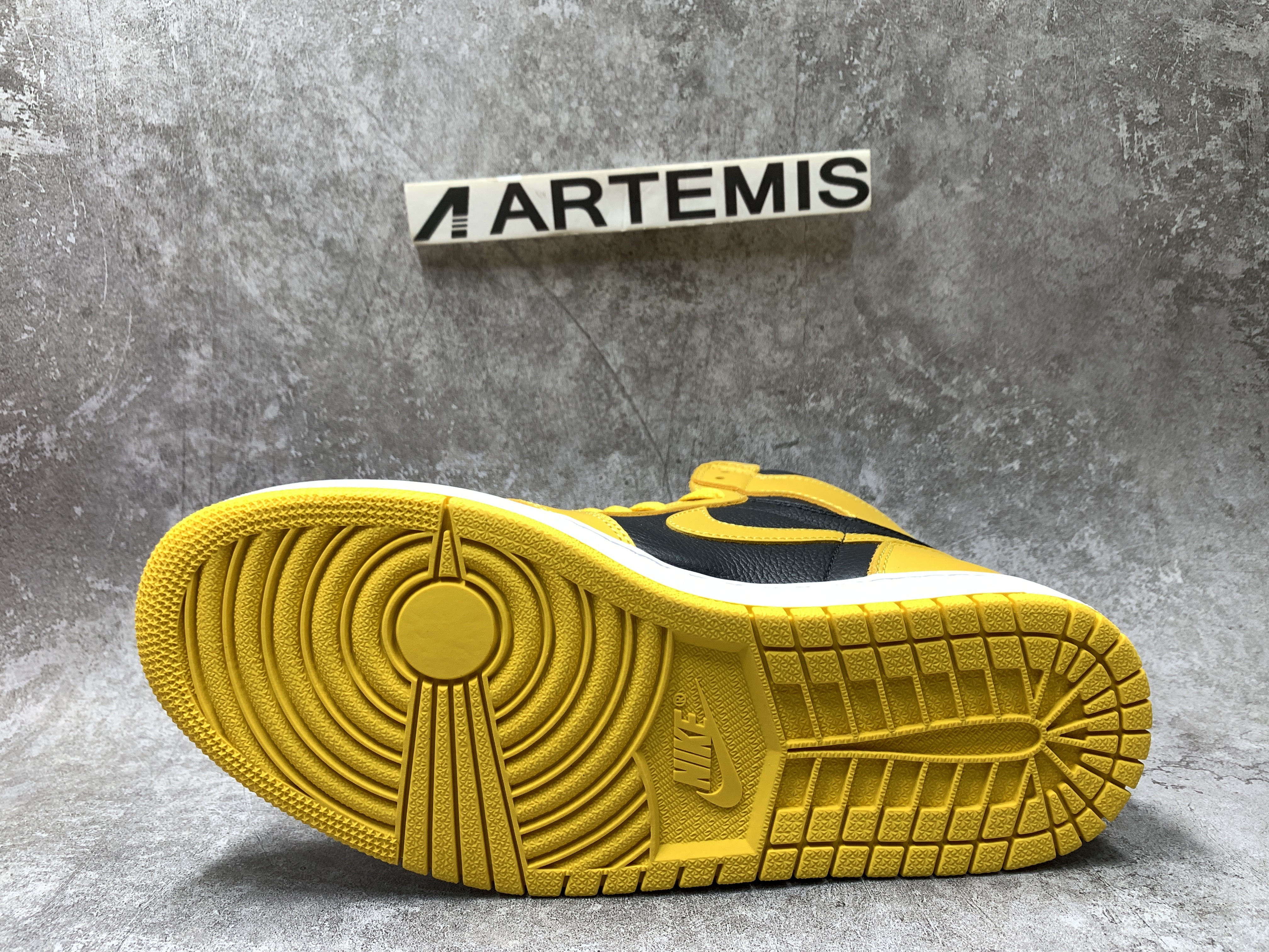 Air Jordan 1 High Retro OG Pollen