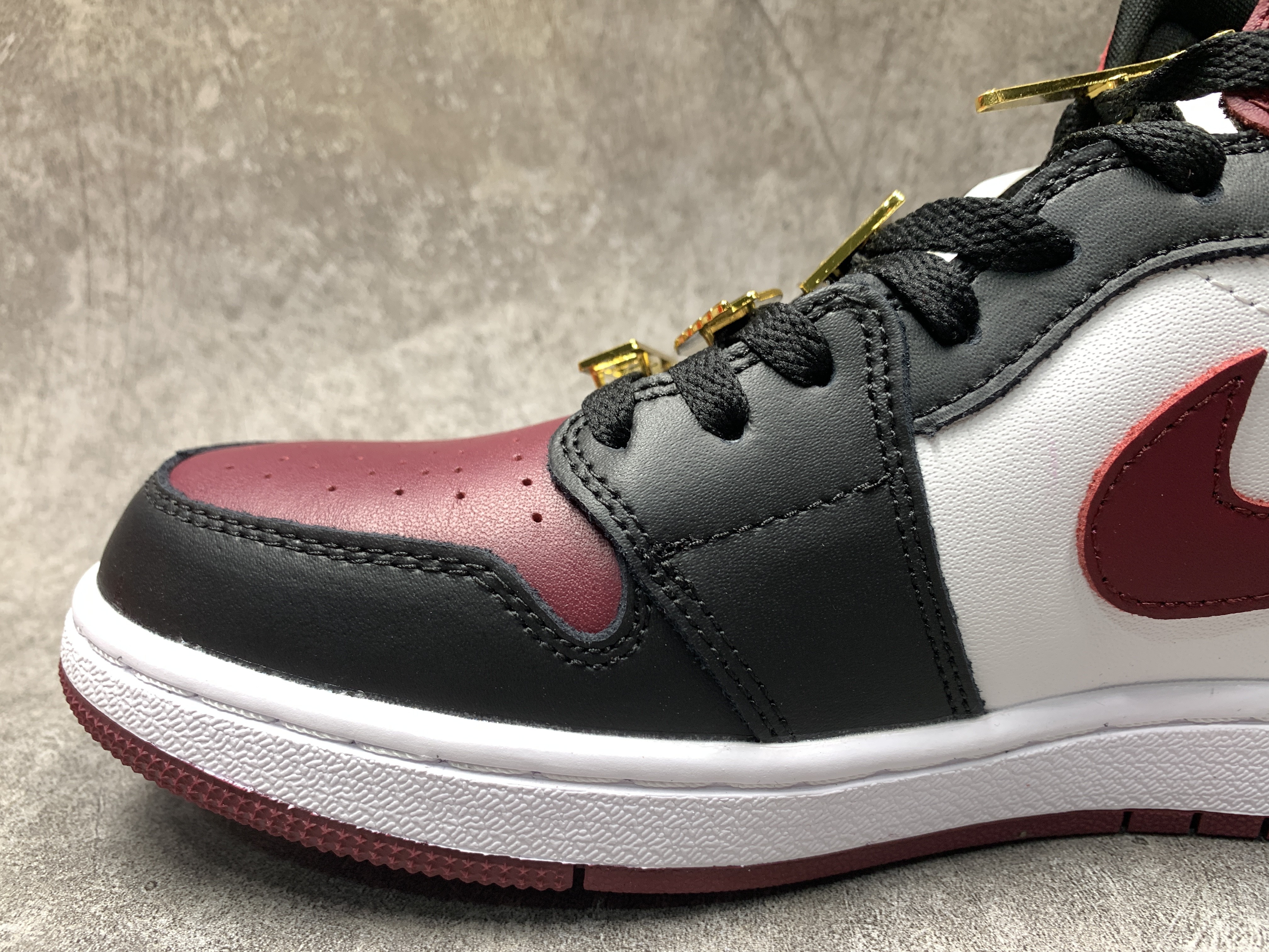 Air Jordan 1 Mid SE Black Dark Beetroot