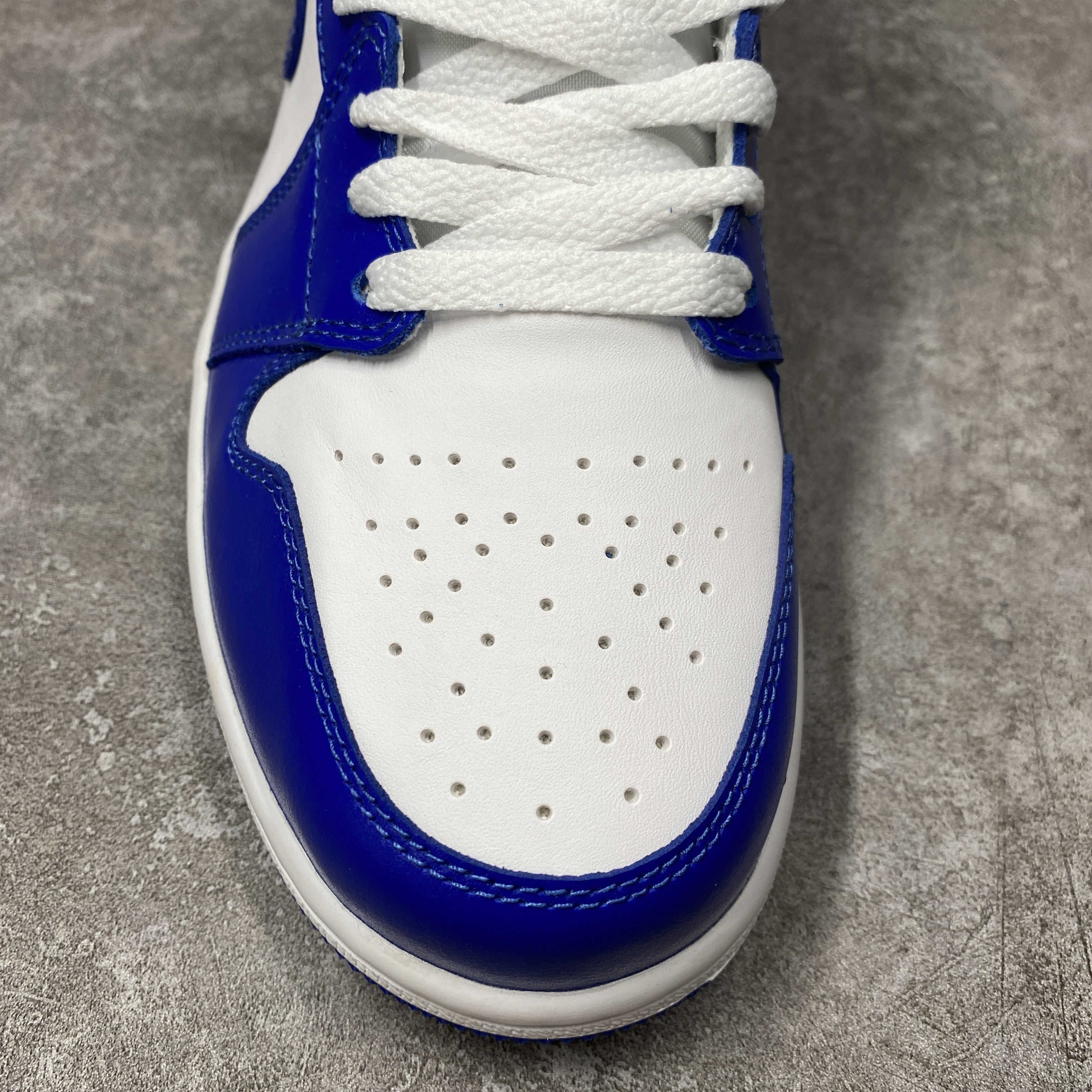 Air Jordan 1 Mid Kentucky Blue