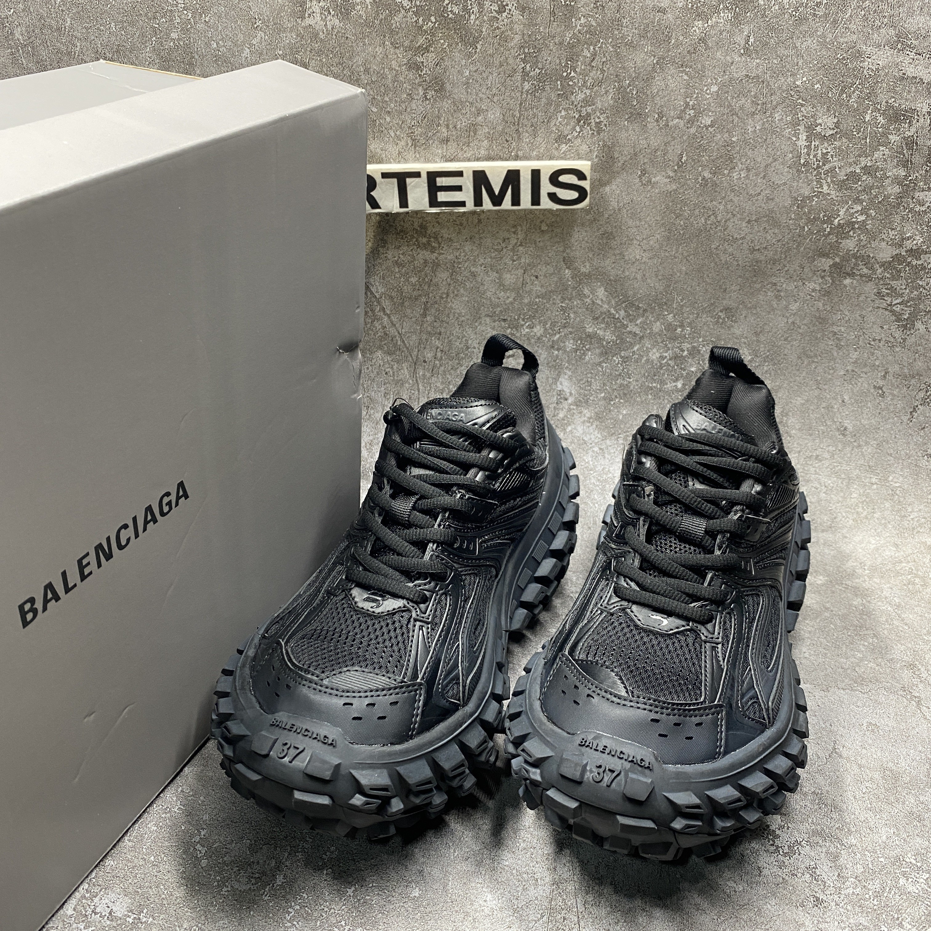 Balenciga Defender Black