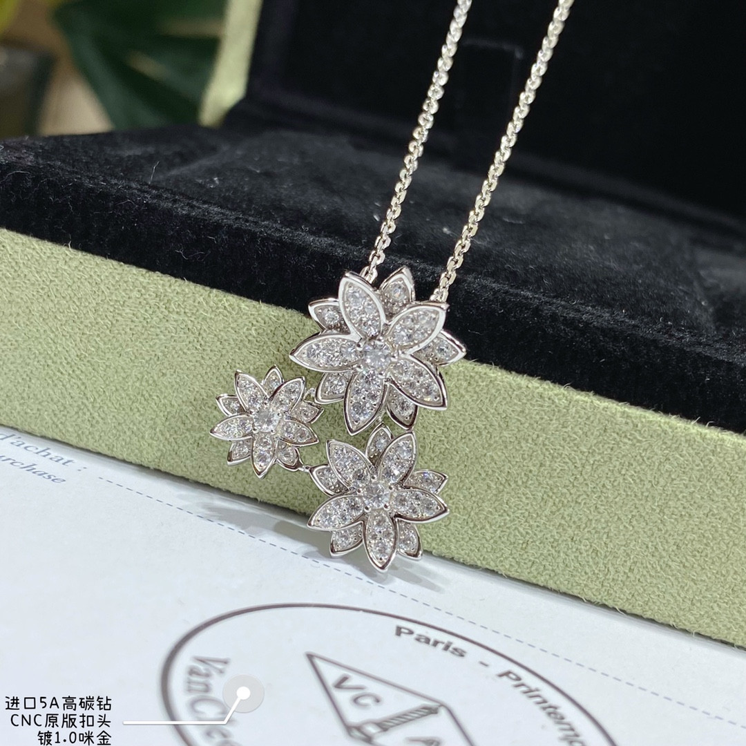 V*N CL*F & arpels lotus necklace