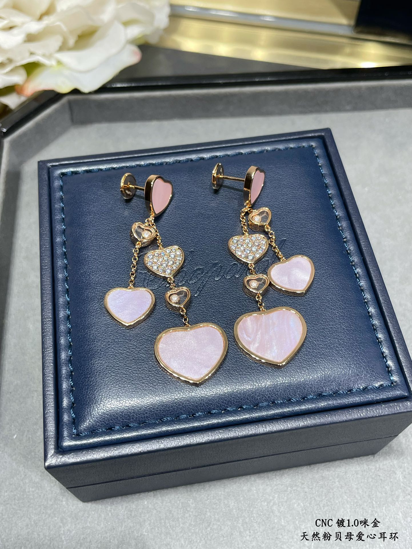 Ch0pard mother-of-pearl heart earrings