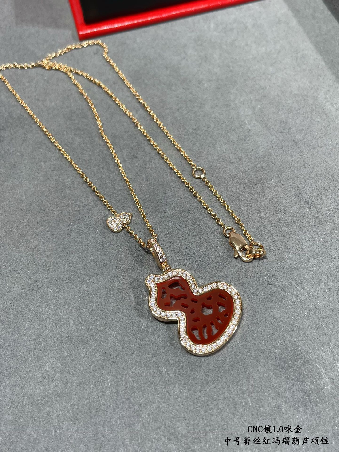 Qee1in medium lace red agate gourd necklace
