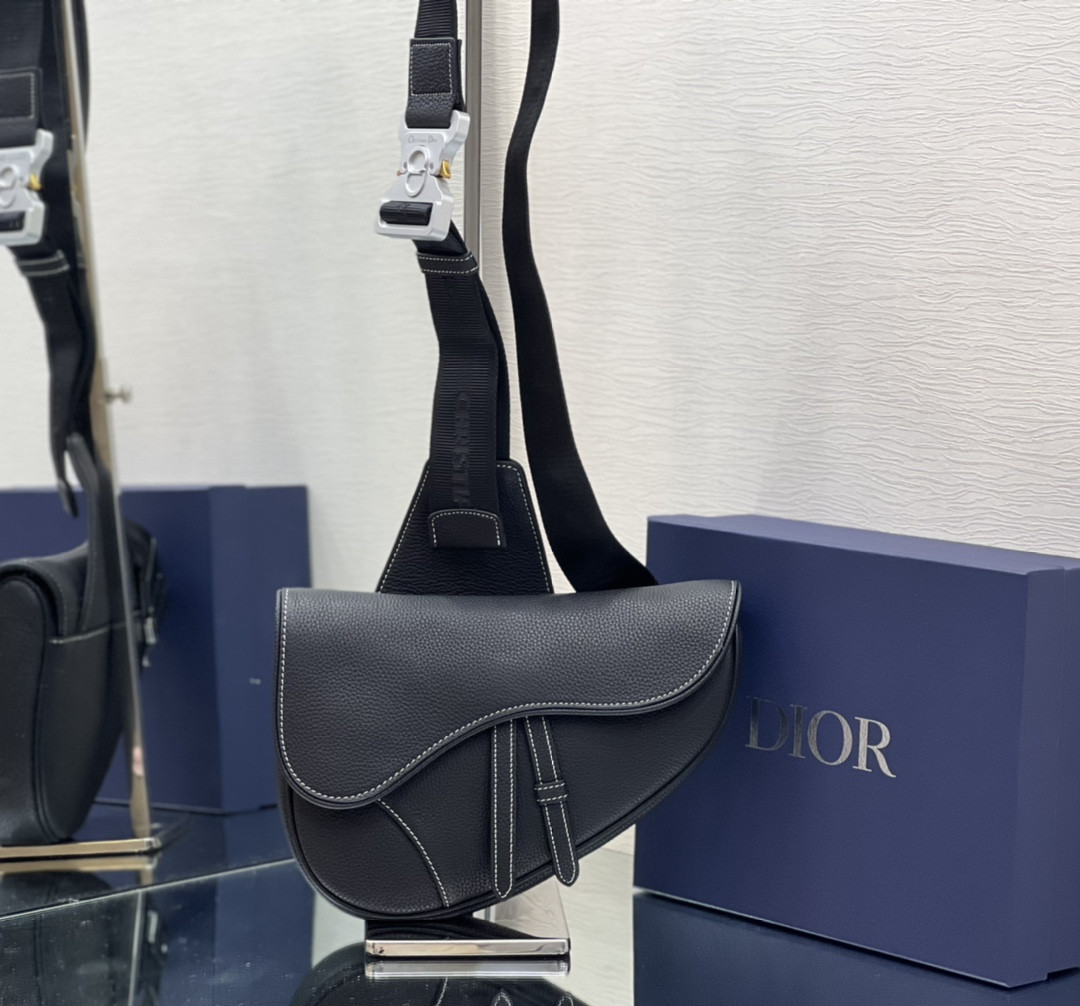 D*or saddle bag black grained calfskin 26 x 19 x 4.5 cm