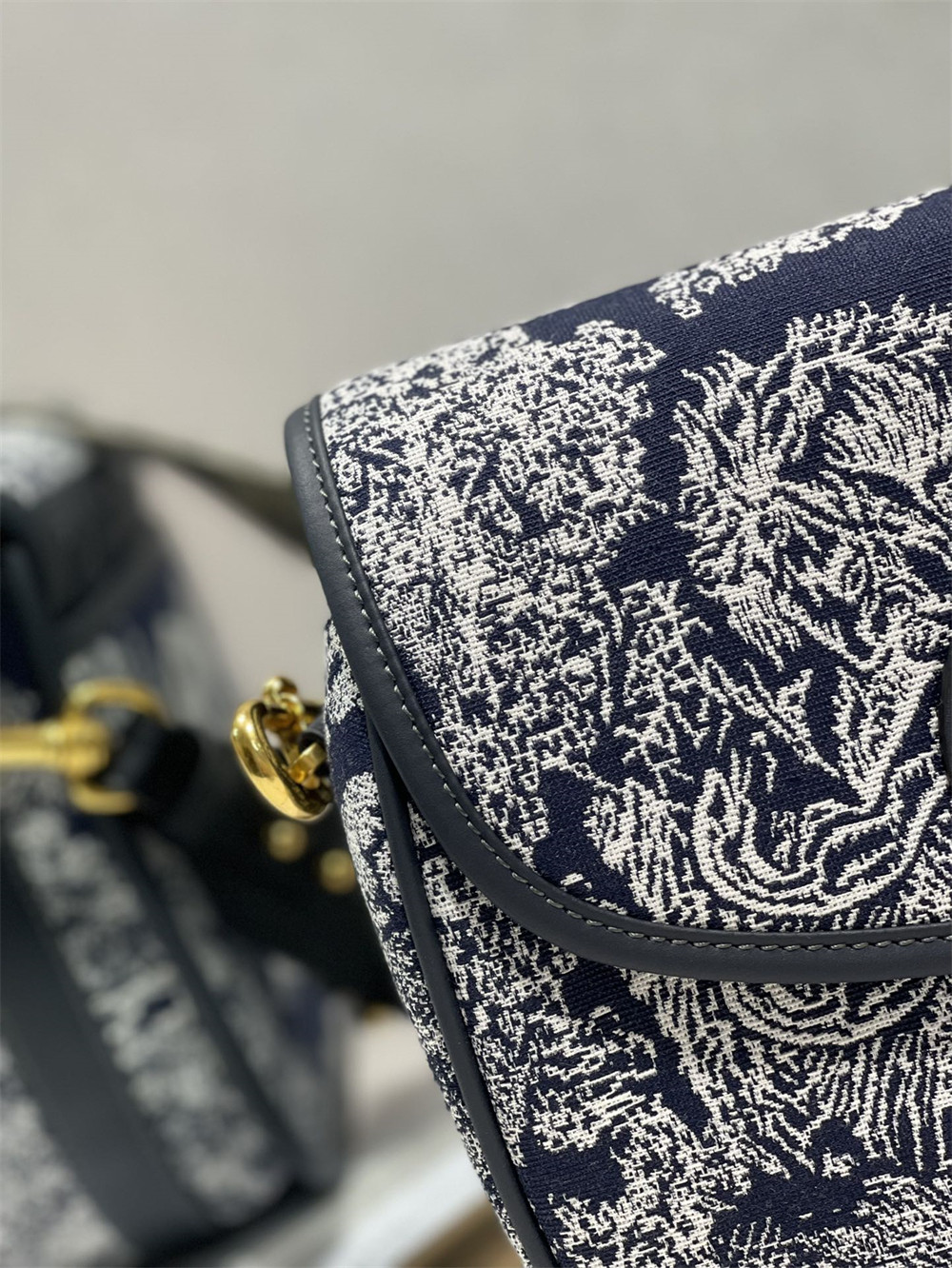 large D*or bobby bag oblique