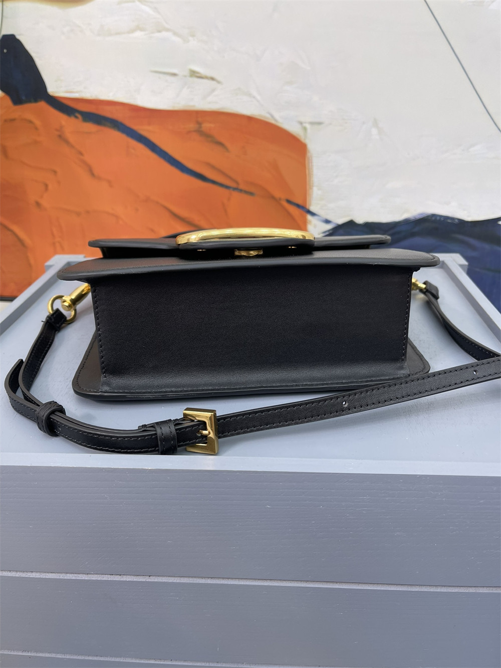 Va1e*ntin0 garavani locÒ calfskin shoulder small bag black 22 x 16 x 7 cm