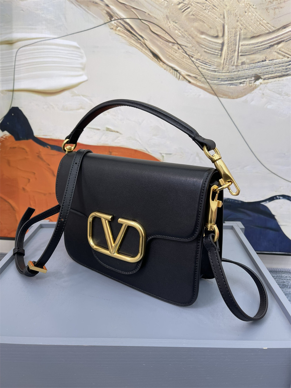 Va1e*ntin0 garavani locÒ calfskin shoulder small bag black 22 x 16 x 7 cm