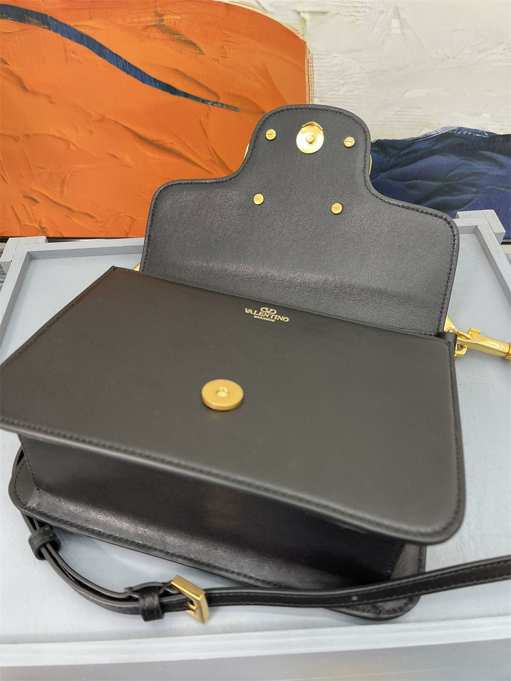 Va1e*ntin0 garavani locÒ calfskin shoulder small bag black 22 x 16 x 7 cm