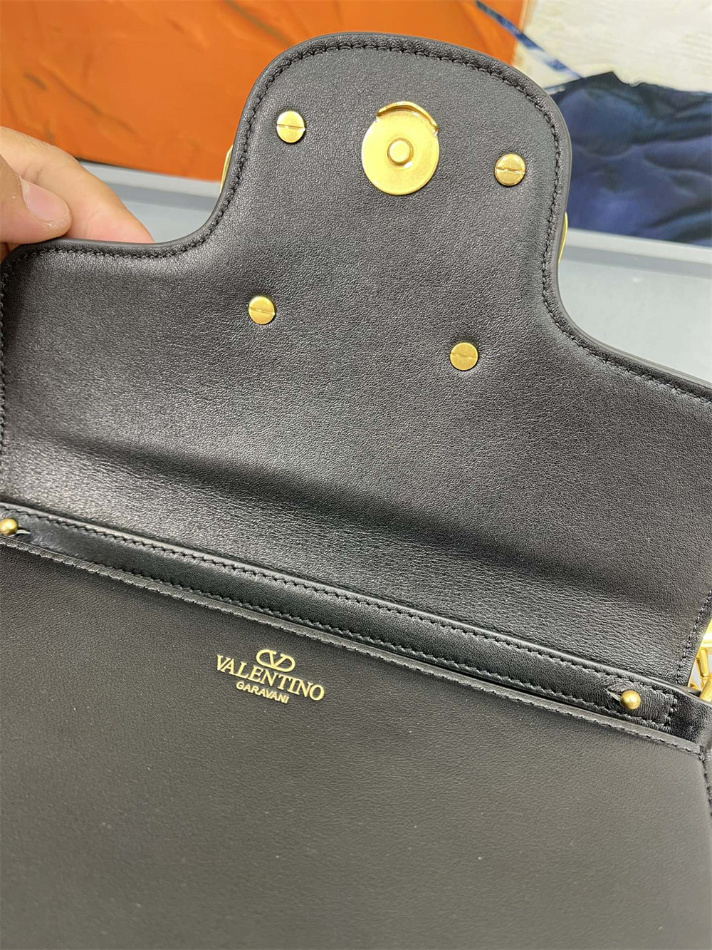 Va1e*ntin0 garavani locÒ calfskin shoulder small bag black 22 x 16 x 7 cm