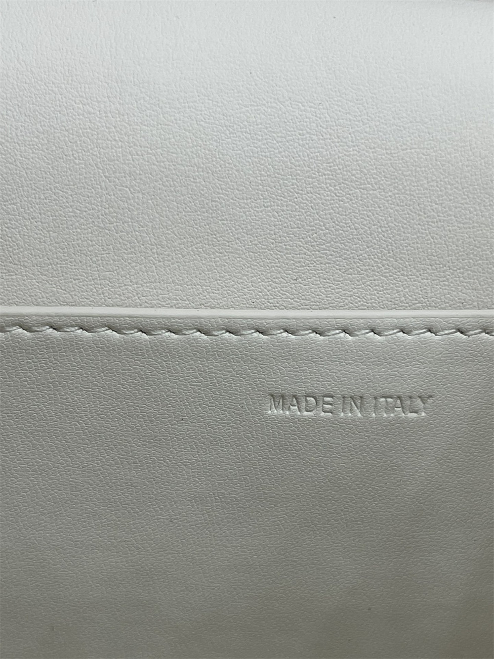 Va1e*ntin0 garavani locÒ calfskin shoulder small bag with white hardware 22 x 16 x 7 cm