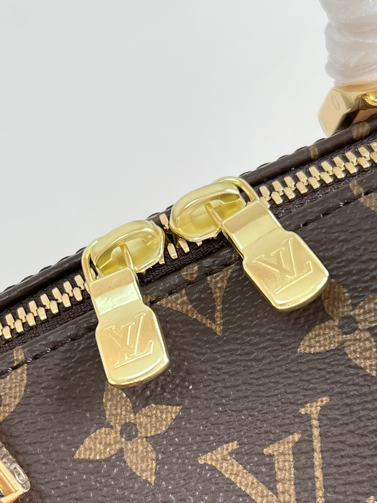 LV M50202 23 × 13 × 14 CM