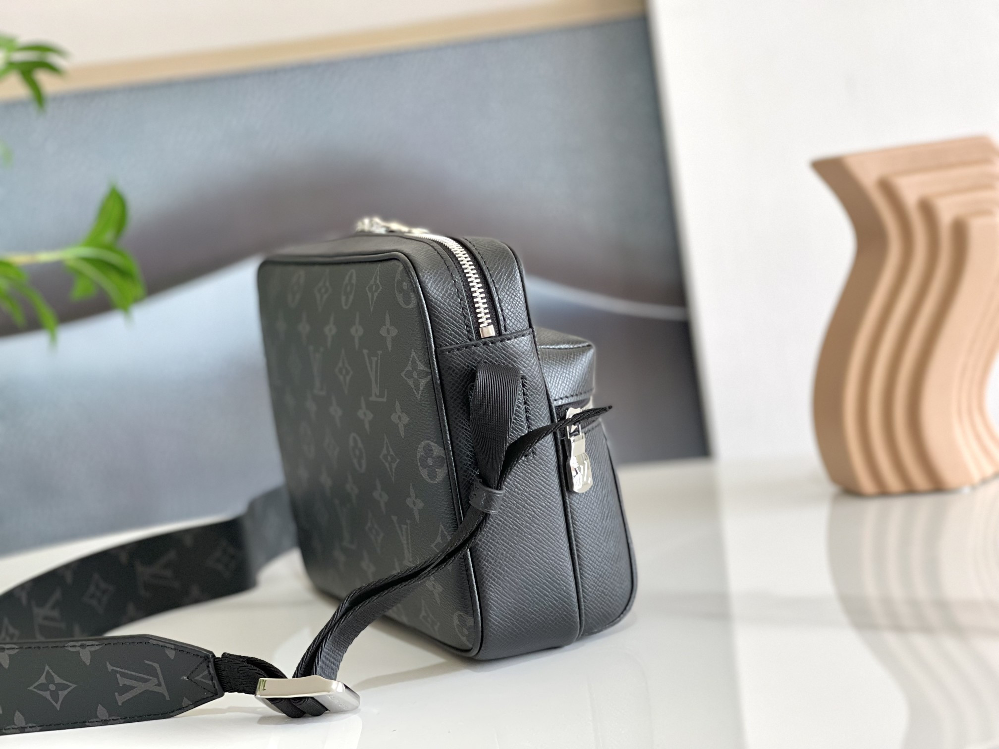 LV M30233 Outdoor Messenger 10.2 x 7.9 x 4.1 inches